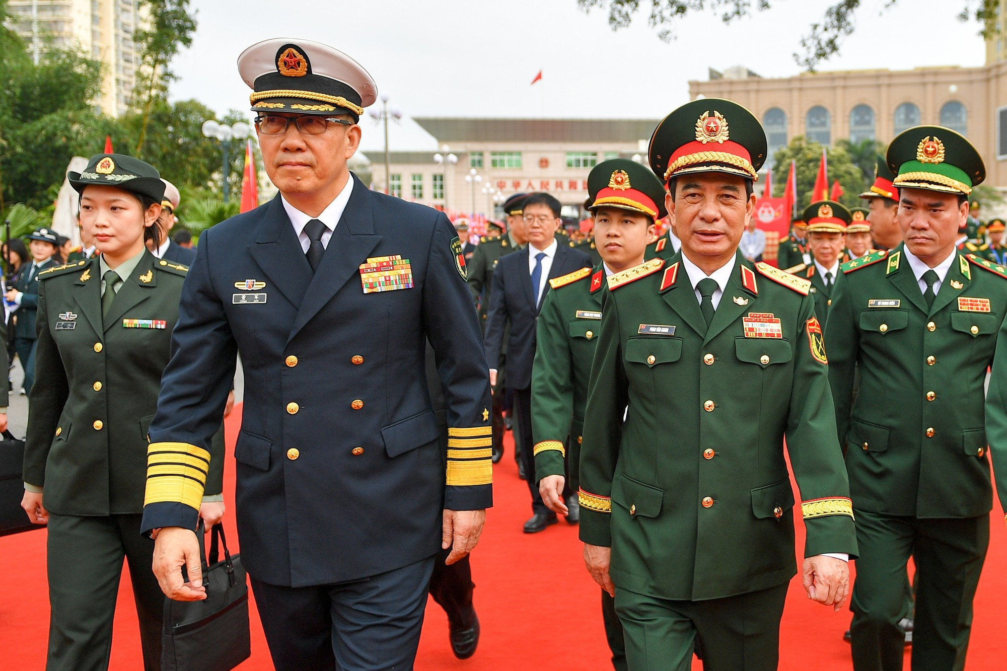El general Phan Van Giang y el teniente general Dong Jun, ministro de Defensa de China.