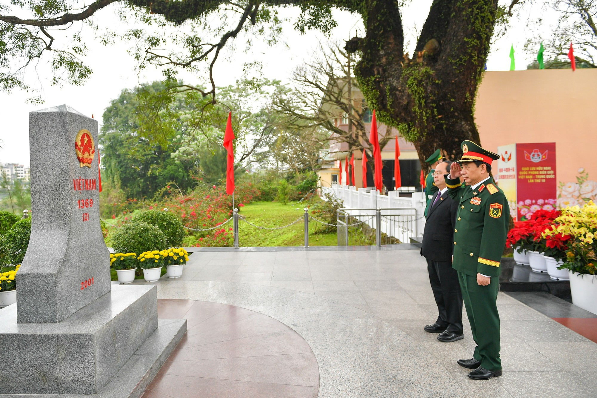 El general Phan Van Giang realiza el saludo protocolario al mojón fronterizo.