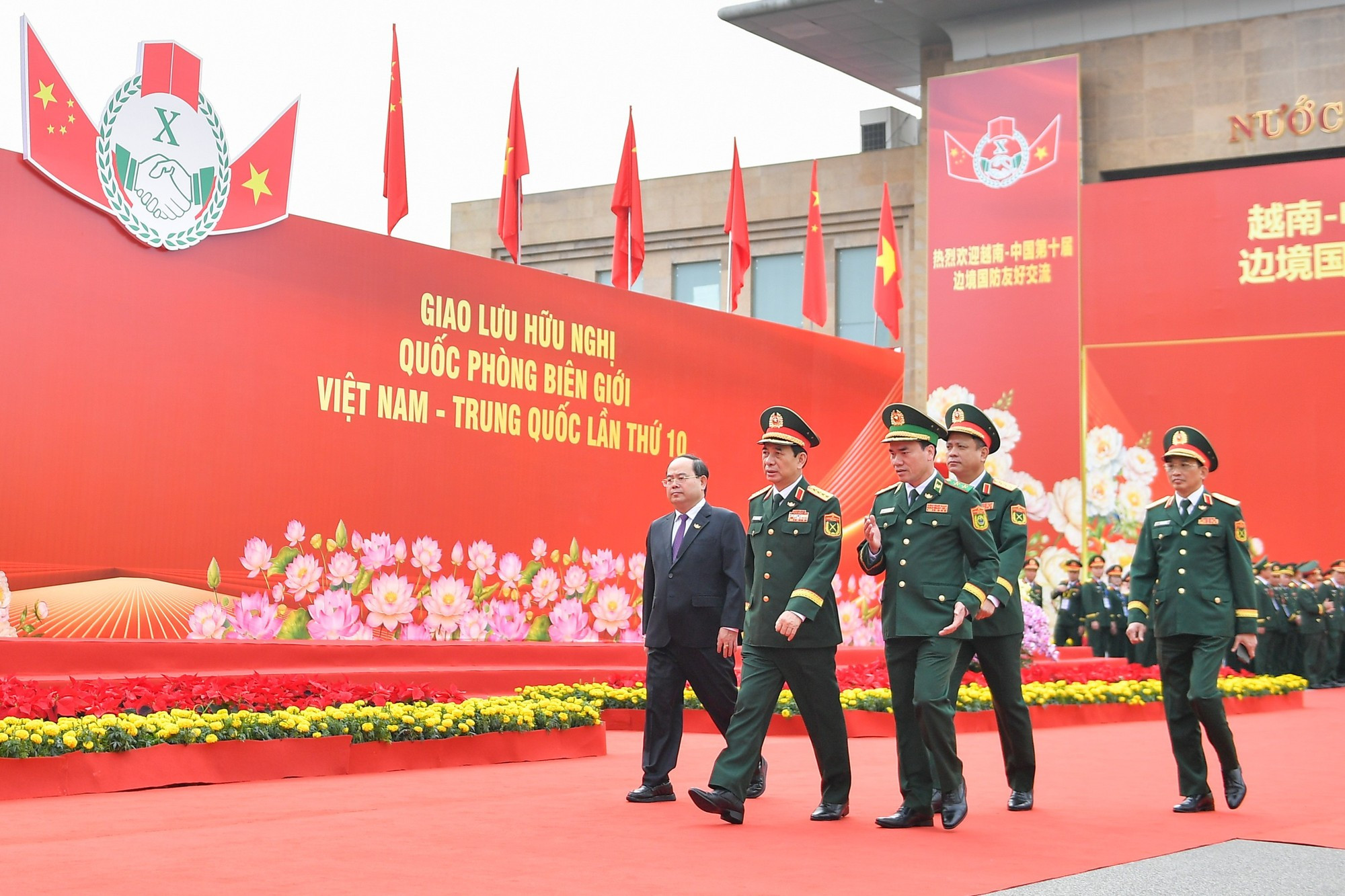 El general Phan Van Giang, miembro del Buró Político, vicesecretario de la Comisión Militar Central y ministro de Defensa de Vietnam, llega al paso fronterizo internacional de Mong Cai.