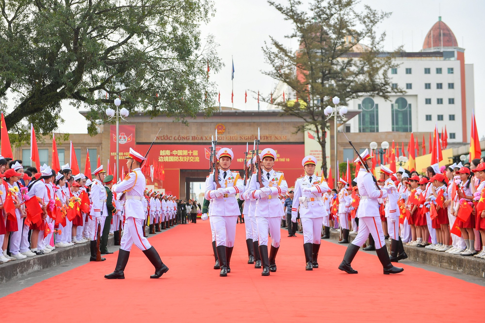 La guardia de honor toma posiciones.