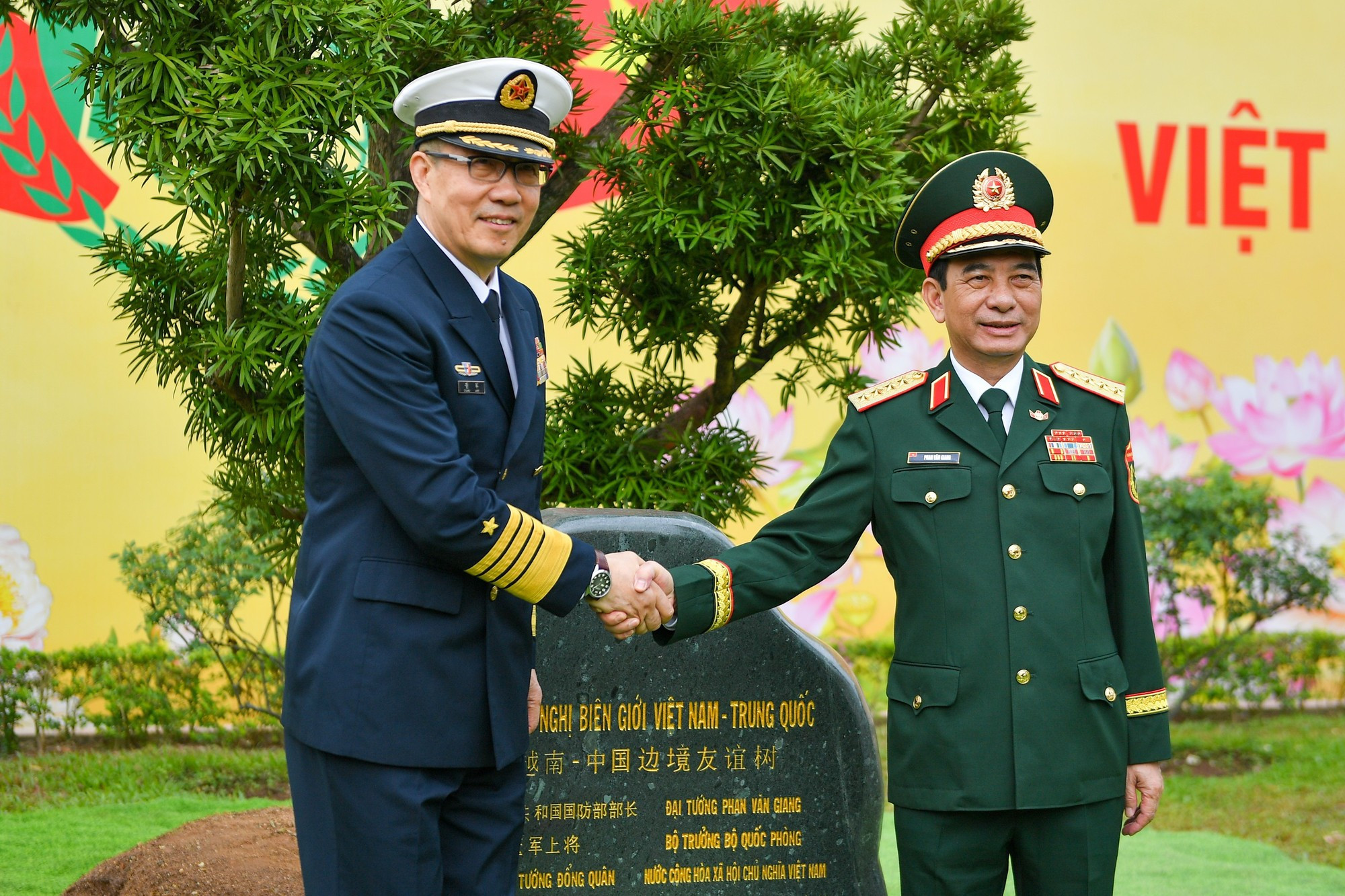 Ambos ministerios en el acto.