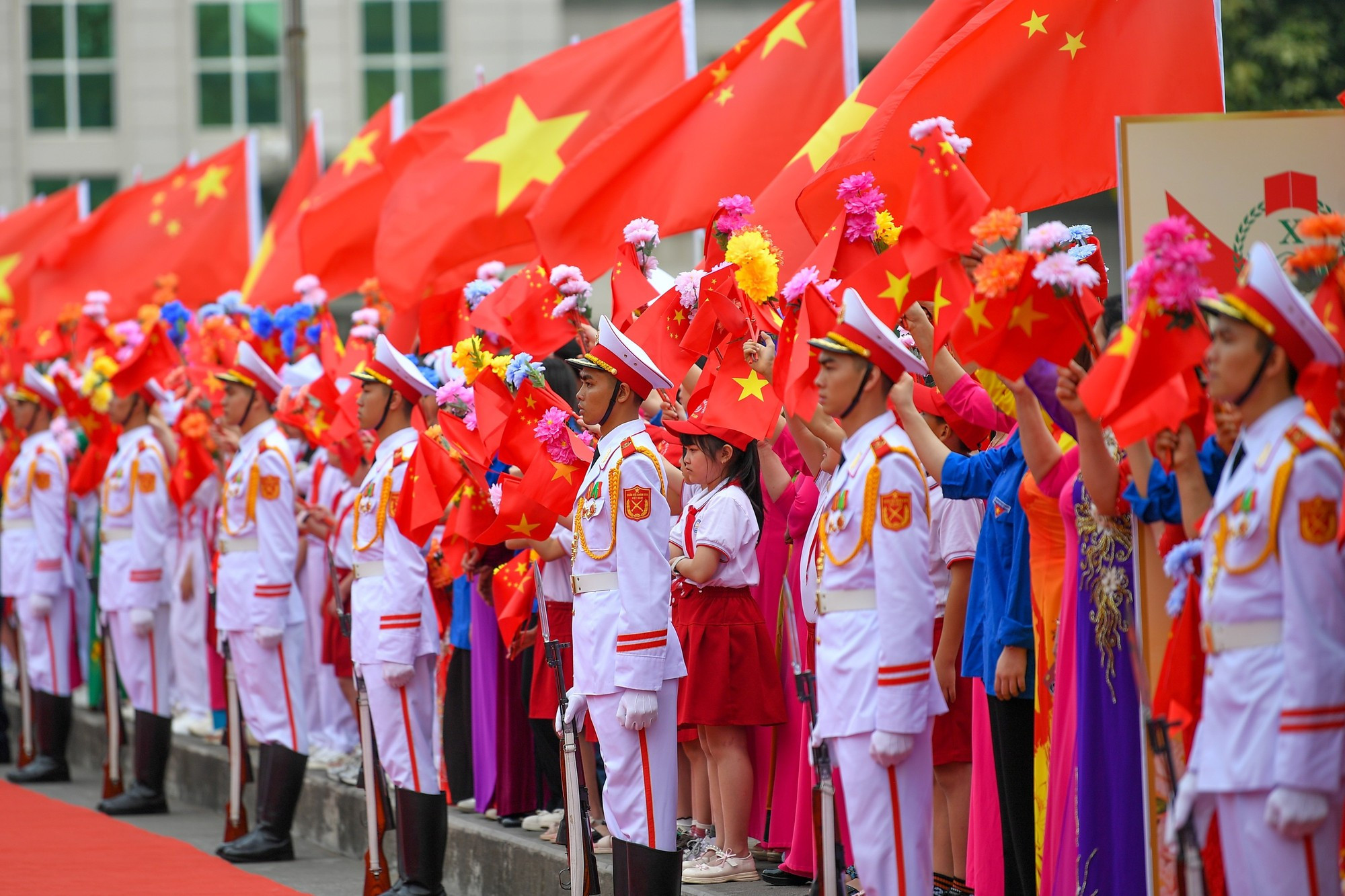 Una gran multitud de ciudadanos se congrega en el paso fronterizo internacional de Mong Cai para dar la bienvenida al evento.