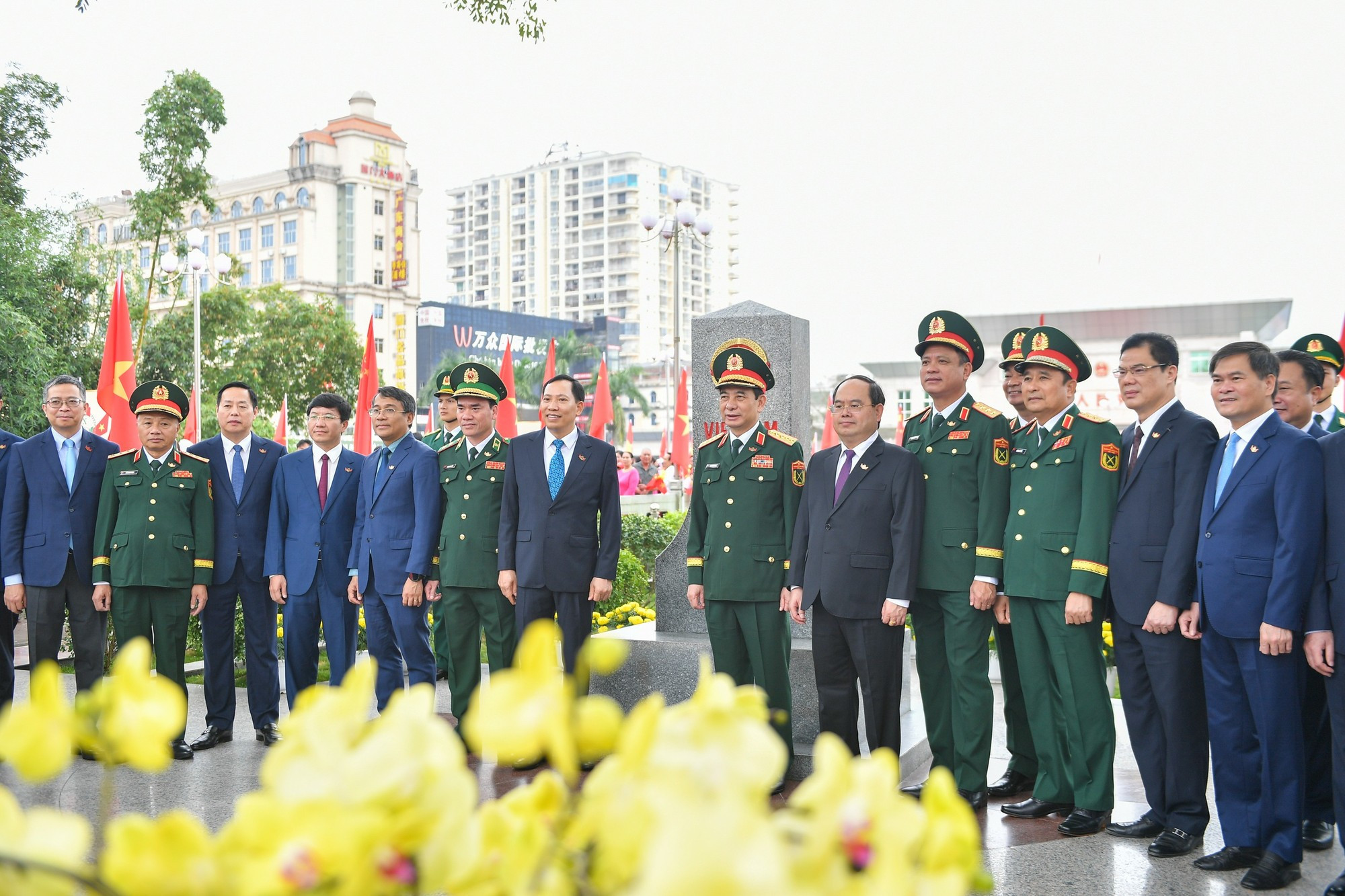 El general Phan Van Giang junto a los delegados en el evento.