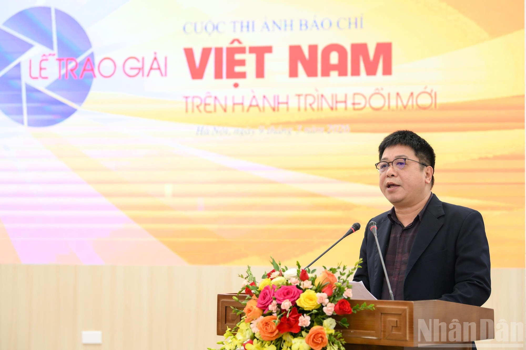 Que Dinh Nguyen, subjefe de redacción del periódico Nhan Dan, anuncia el lanzamiento de la segunda edición del concurso en 2026.
