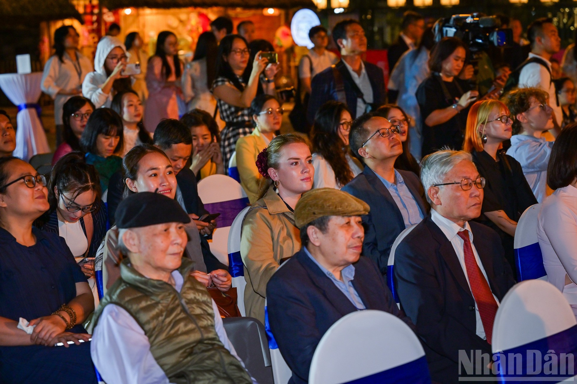 Personas de múltiples generaciones que aman y hablan francés asisten al acto.
