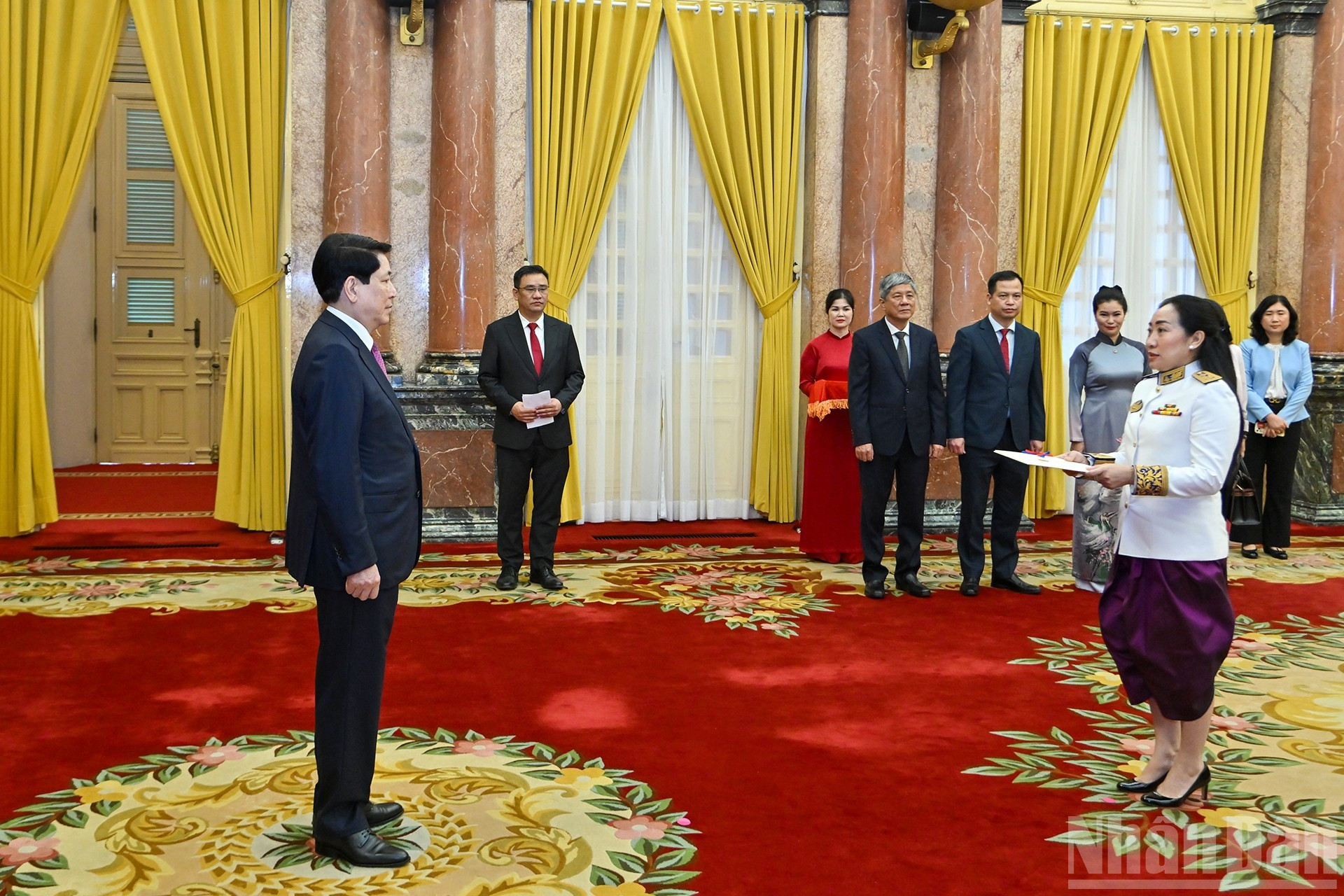 La embajadora de Camboya en Vietnam, Touch Sopharath, presenta sus cartas credenciales al presidente Luong Cuong.