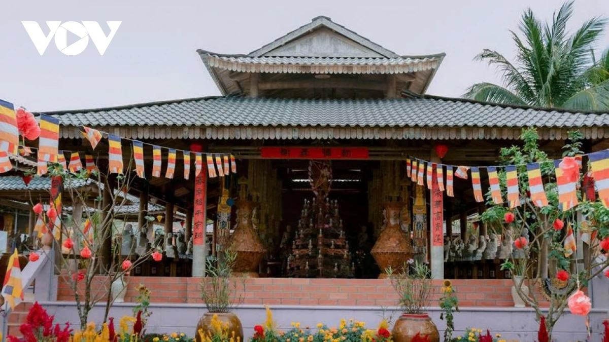 El antiguo templo, construido en 1915 en un terreno de unos siete mil metros cuadrados, comenzó a adquirir su aspecto actual en 2018, cuando se inició un proceso de restauración que sustituyó los materiales de construcción convencionales por madera de cocotero.