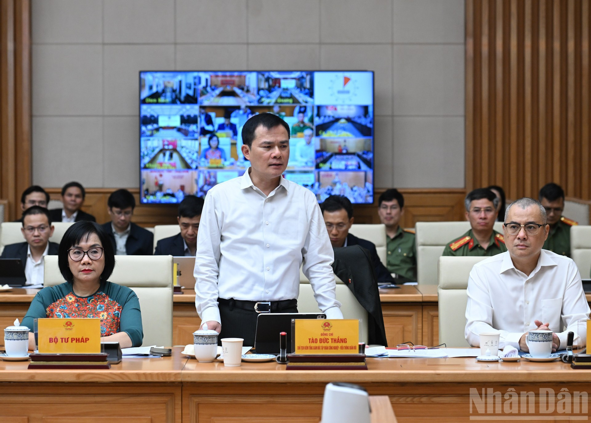El teniente general Cao Duc Thang, presidente y director general del Grupo Viettel, habla en la reunión.