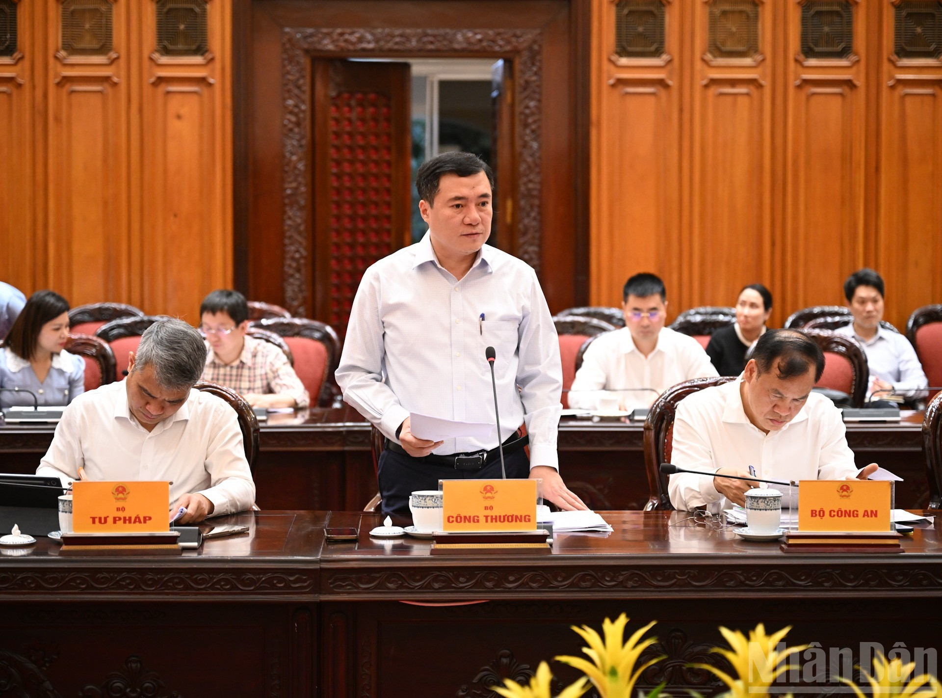 Nguyen Sinh Nhat Tan, viceministro de Industria y Comercio, habla en la reunión.