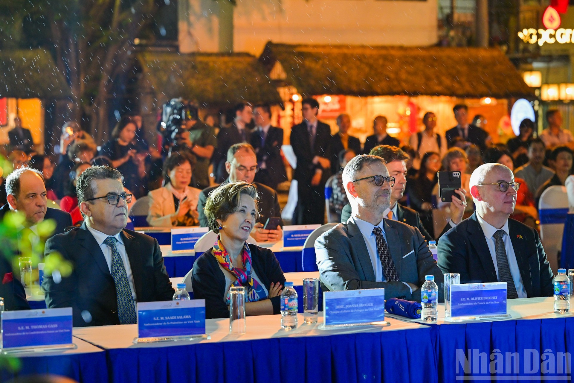 Representantes de embajadas y países miembros de la comunidad francófona también participan en el programa.