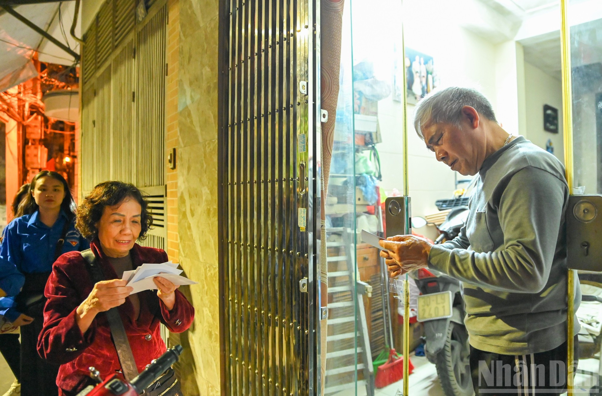 Los preparativos, que incluyen la labor de comunicación, la verificación de las listas y la entrega de las tarjetas electorales, así como la clasificación y el recuento de las papeletas, se llevan a cabo de manera estricta y siguiendo el procedimiento establecido.