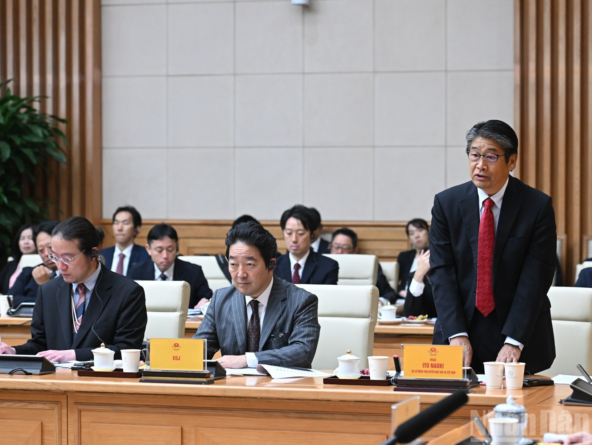 El embajador de Japón en Vietnam, Ito Naoki, interviene en la reunión.