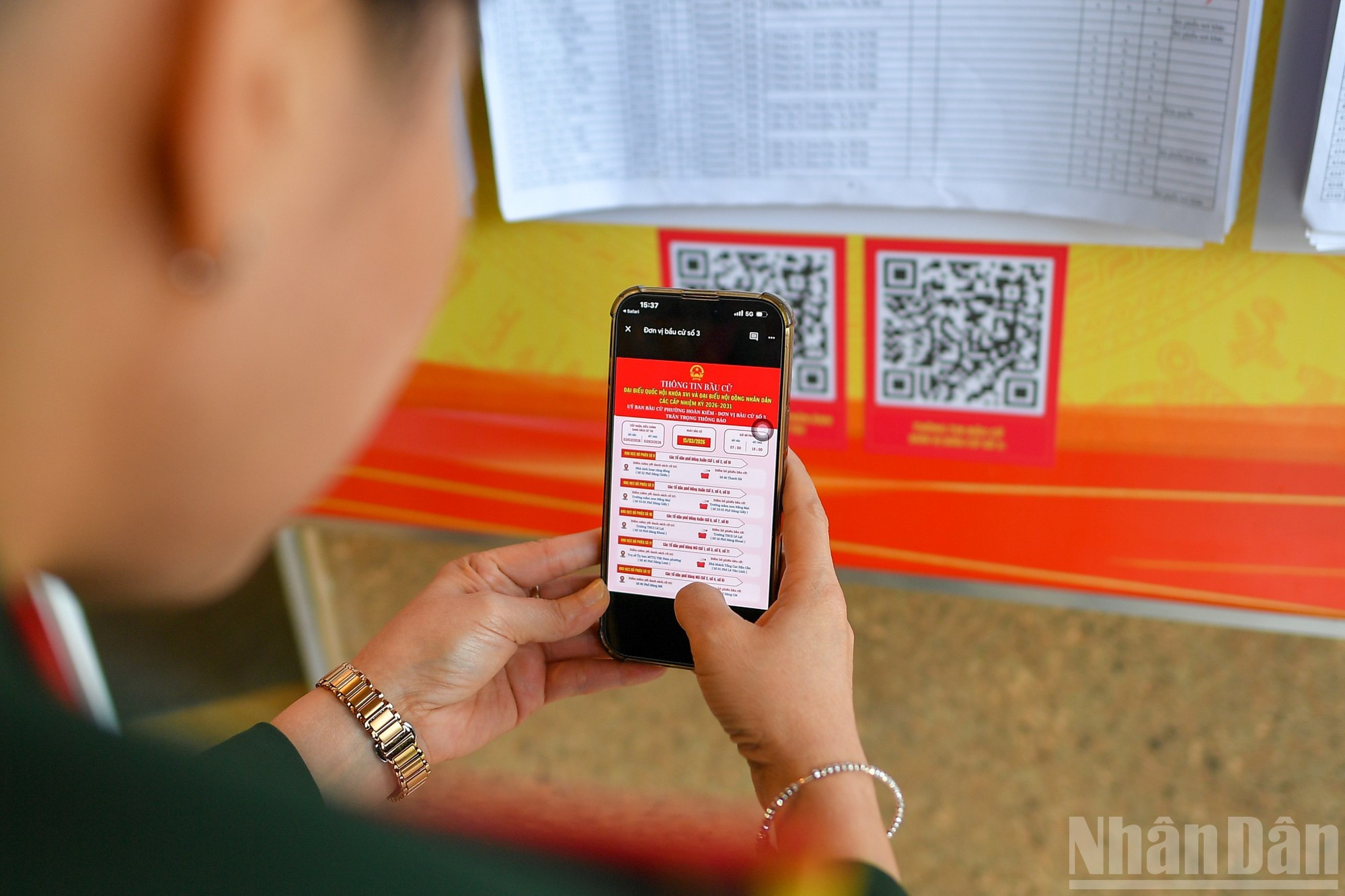 Los códigos QR con información electoral se colocan en múltiples lugares para que la población pueda acceder con facilidad a los contenidos sobre las elecciones mediante dispositivos móviles.