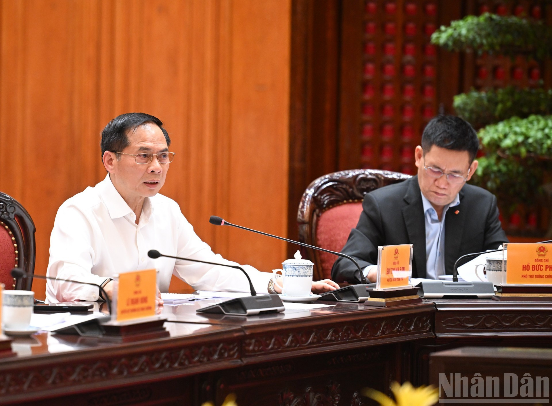 El viceprimer ministro Bui Thanh Son en la cita.