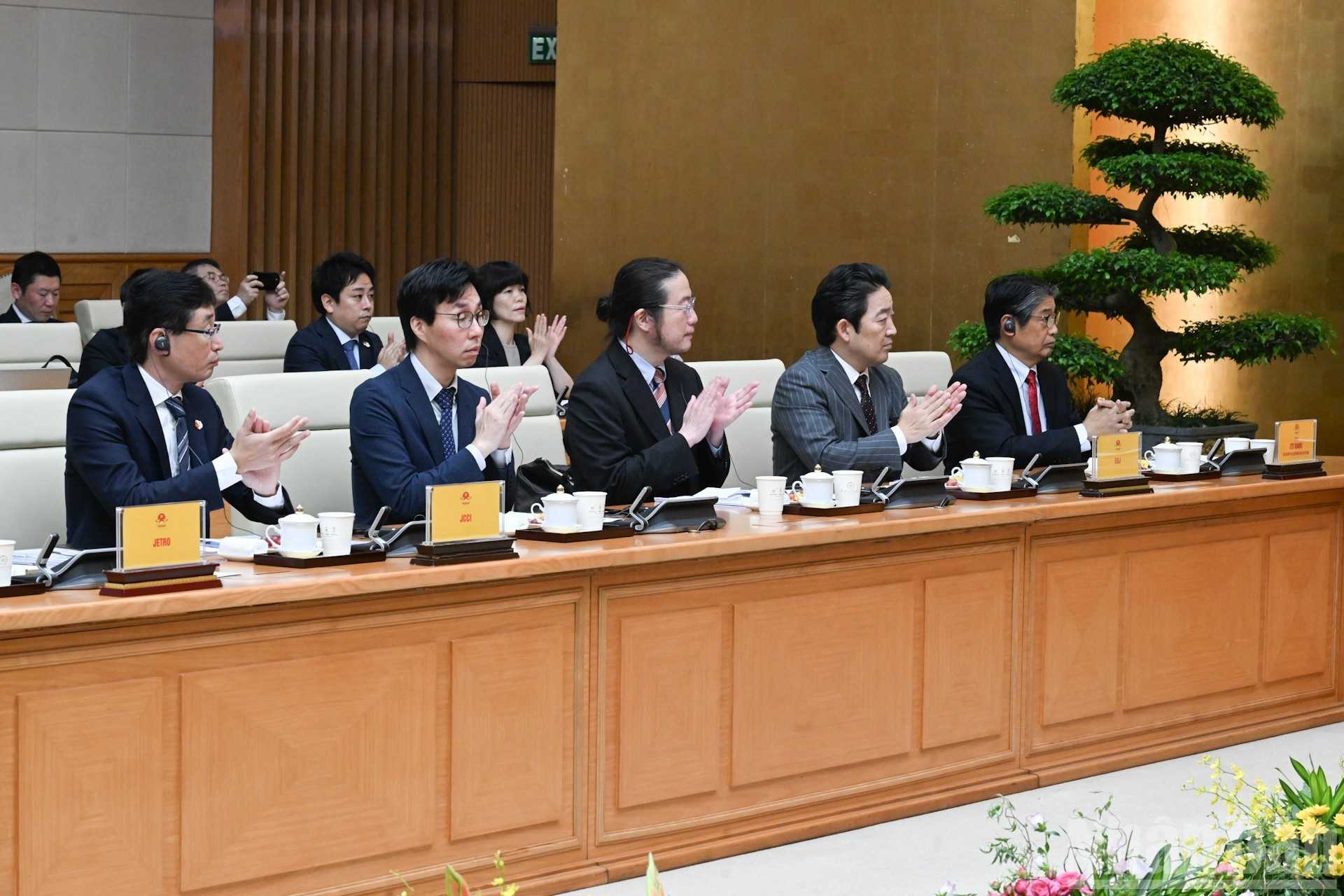 Representantes de empresas japonesas asisten al acto.