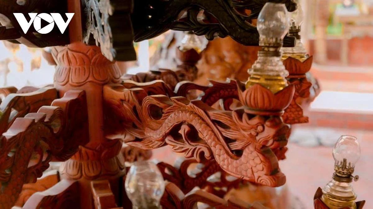 Aunque la madera de cocotero posee una estructura fibrosa y es más difícil de moldear que otras, las manos expertas de los artesanos han logrado transformar los rústicos troncos en delicados detalles tallados, como las figuras de dragones que sirven de base a las lámparas de ofrenda a Buda.