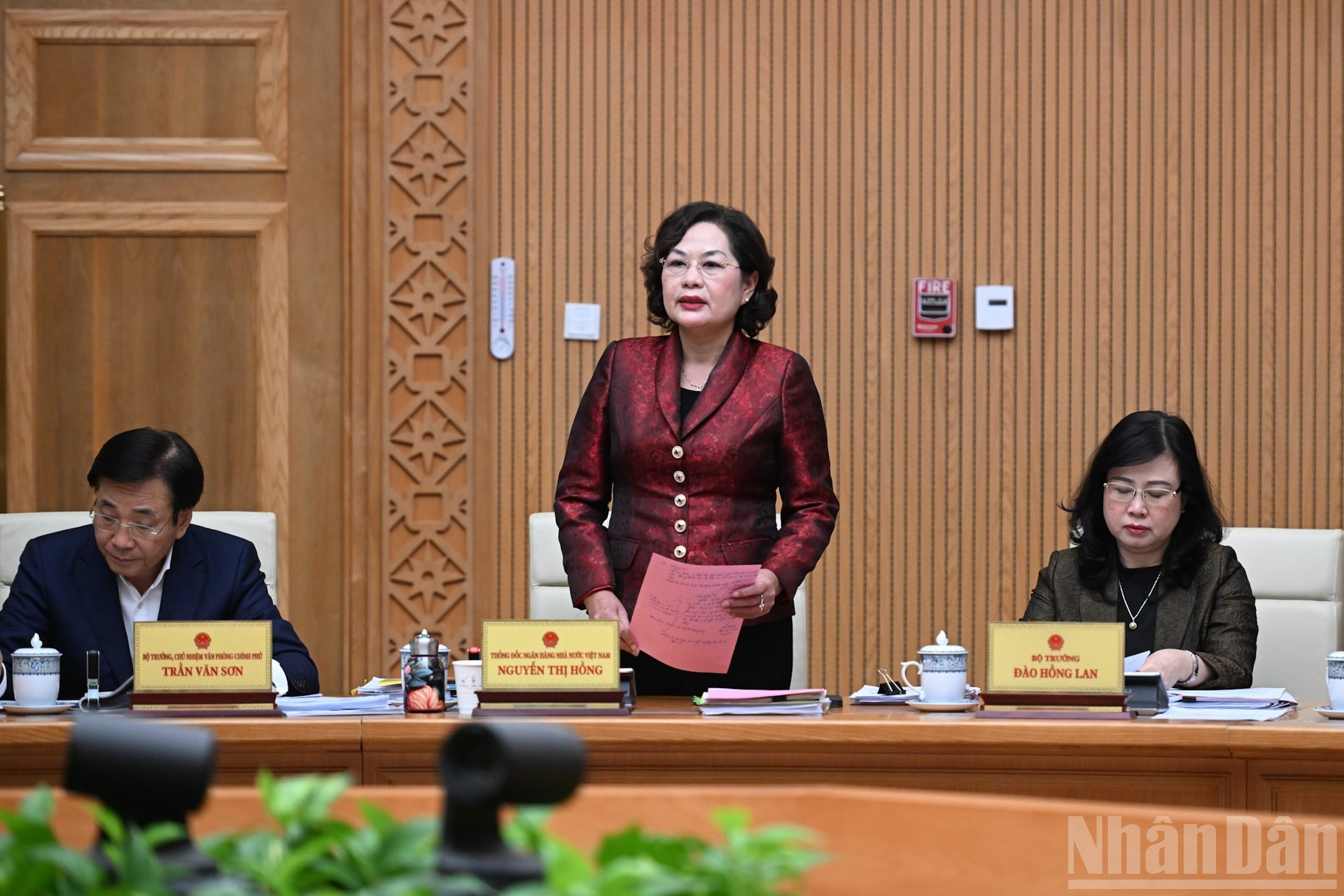 La gobernadora del Banco Estatal de Vietnam, Nguyen Thi Hong, habla en la reunión.