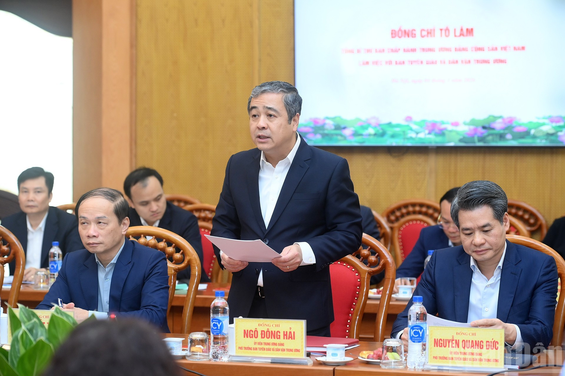 Ngo Dong Hai, vicejefe del la Comisión de Propaganda y Movilización de Masas del Comité Central del PCV, presenta un informe en la sesión de trabajo.