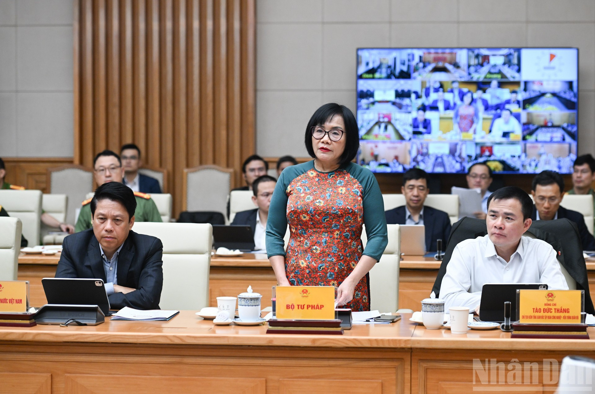 El viceministro de Justicia, Dang Hoang Oanh, habla en la sesión.