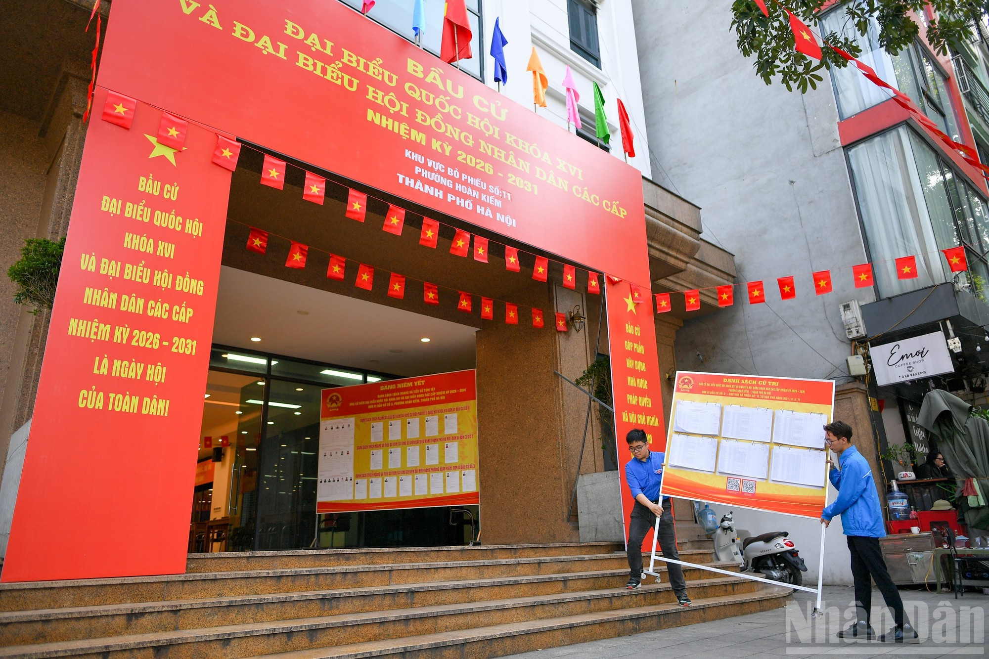 En el barrio de Hoan Kiem, los comités electorales finalizan la decoración de los espacios de votación para garantizar seriedad y el cumplimiento de las normativas.