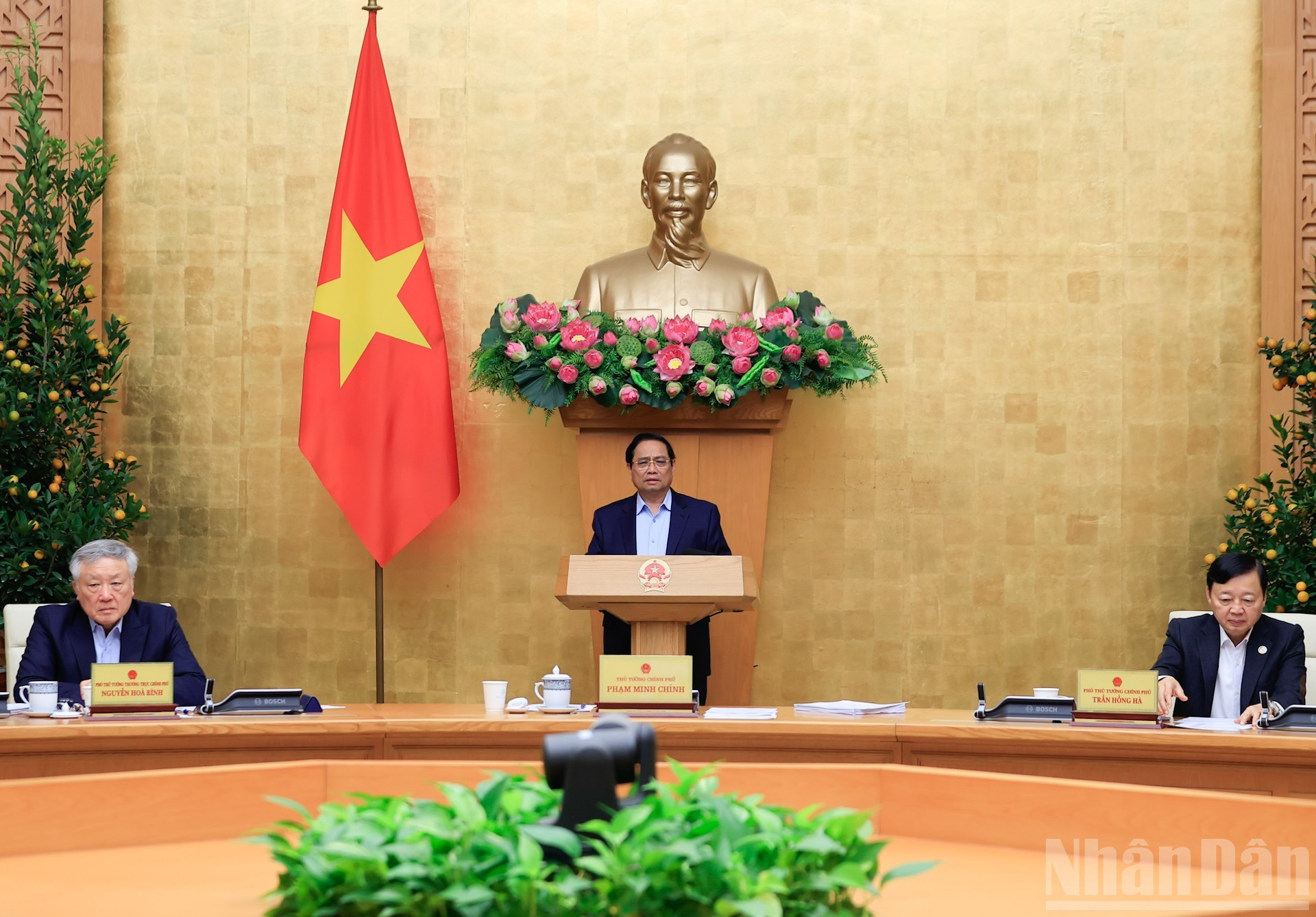 [Foto] Premier vietnamita preside reunión ordinaria del Gobierno correspondiente a febrero