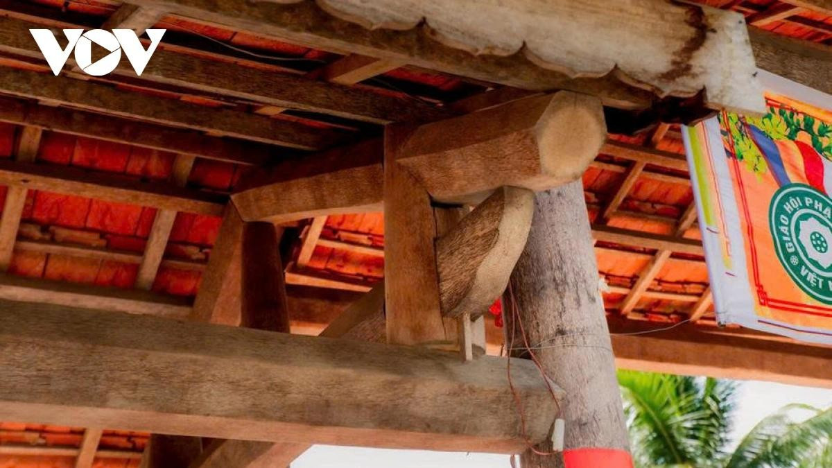 En la llamada “capital del coco”, Ben Tre, hoy parte de la provincia de Vinh Long tras la reorganización administrativa, el cocotero ha estado presente desde tiempos inmemoriales, desde la producción y la vida cotidiana hasta la gastronomía y la cultura. Incorporarlo a la arquitectura religiosa no ha sido una simple elección de material, sino también una manera de expresar la historia y la identidad local.