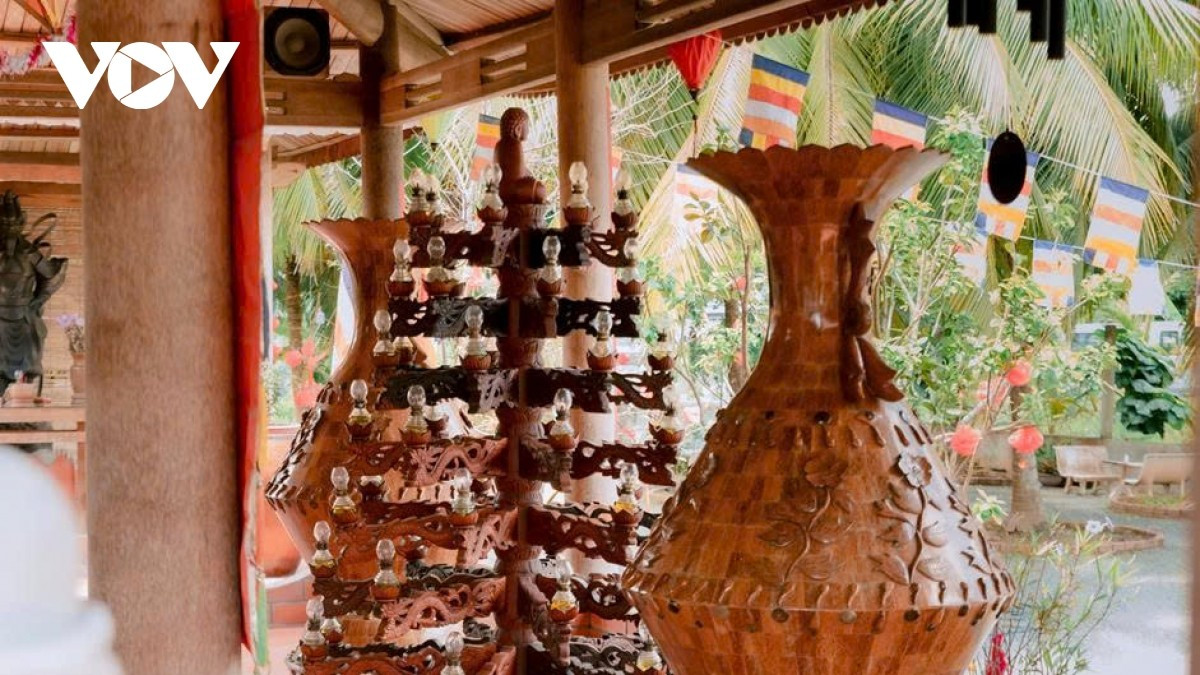 El área del altar impresiona con un par de grandes jarrones y una torre de lámparas rituales de varios niveles. Todos estos objetos sagrados están ensamblados y elaborados artesanalmente a partir de miles de piezas de madera de cocotero.