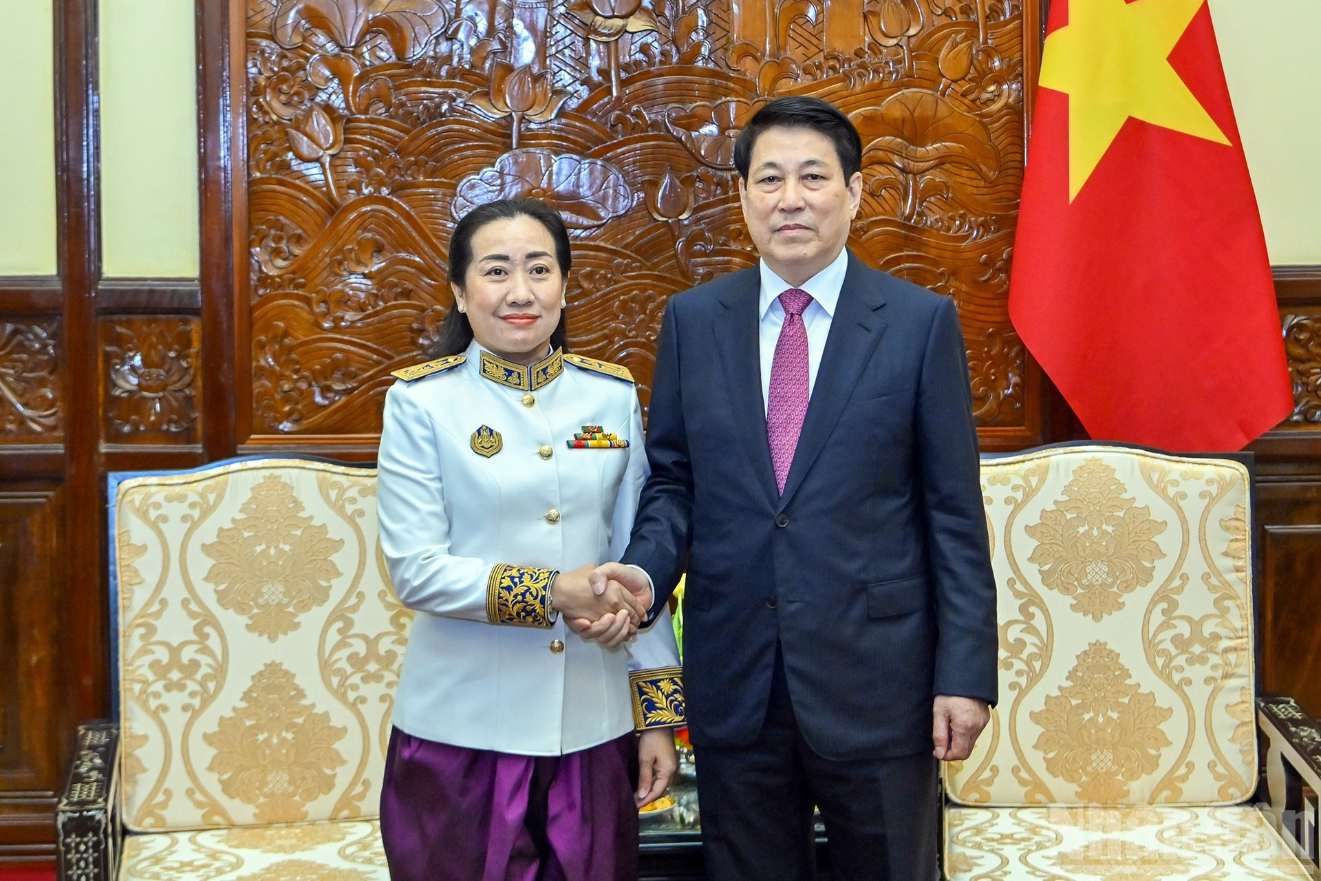 El presidente Luong Cuong y la embajadora de Camboya en Vietnam, Touch Sopharath.