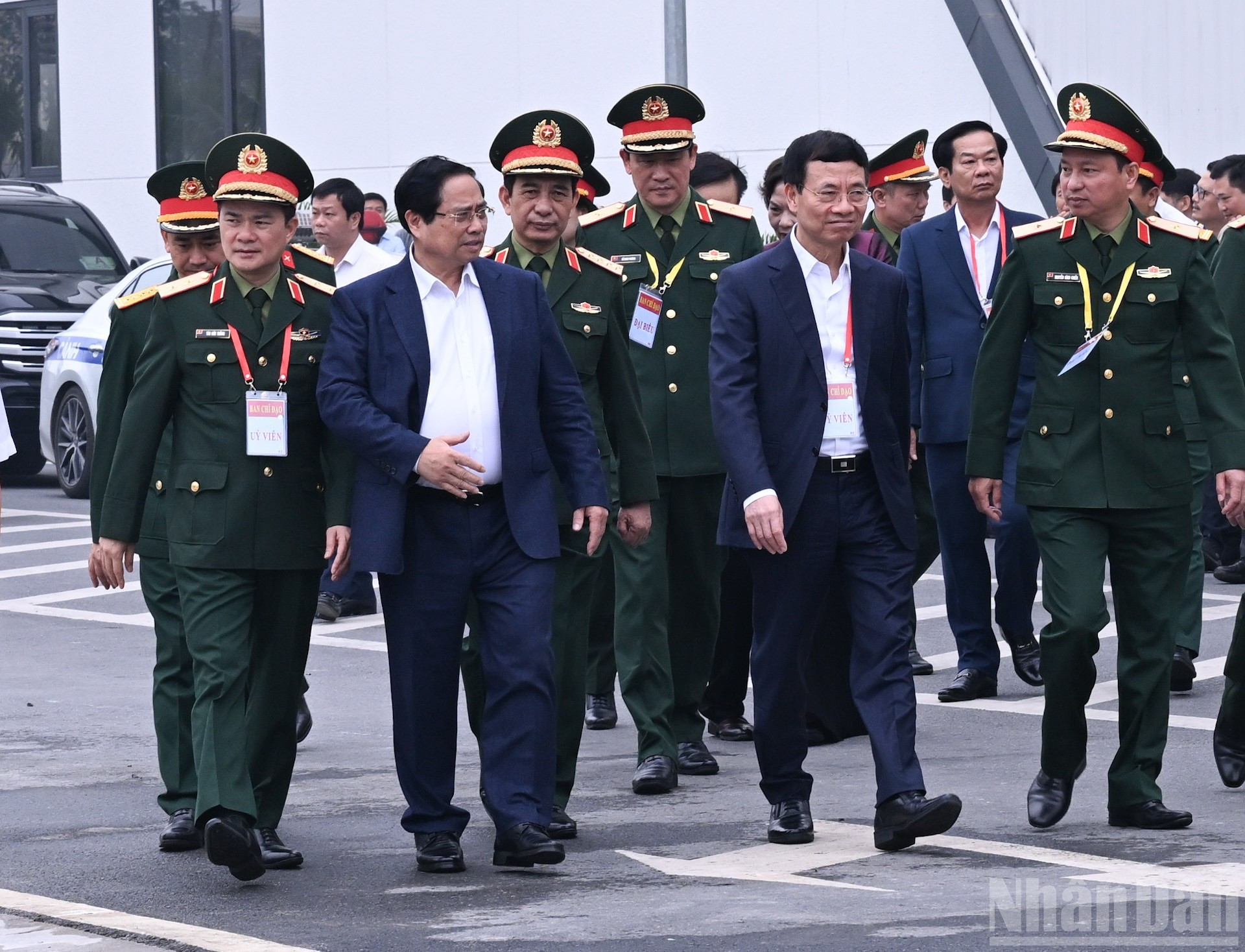 El primer ministro de Vietnam, Pham Minh Chinh, llega a la sede del Grupo Militar de Industria y Telecomunicaciones (Viettel).