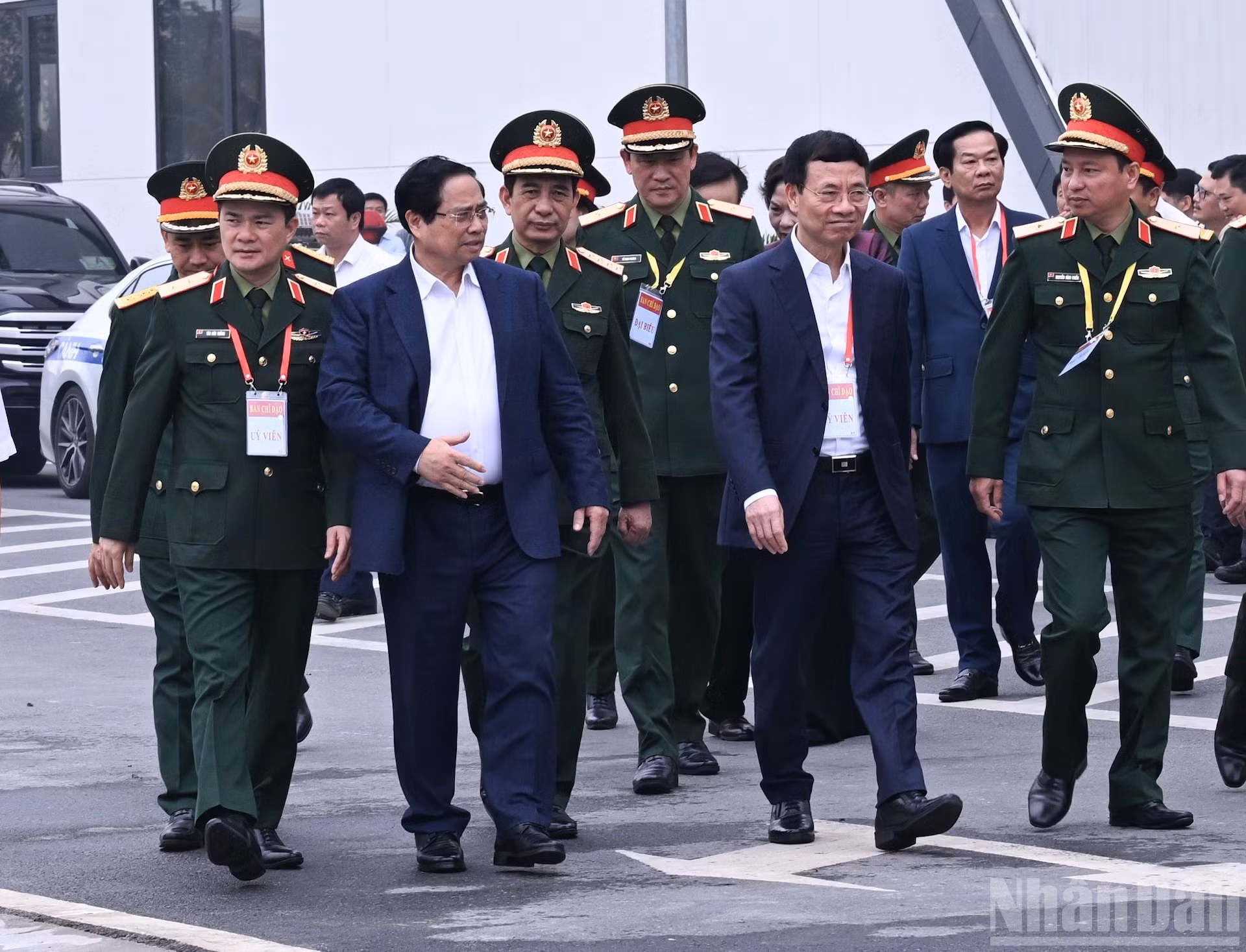 El primer ministro de Vietnam, Pham Minh Chinh, llega a la sede del Grupo Militar de Industria y Telecomunicaciones (Viettel).