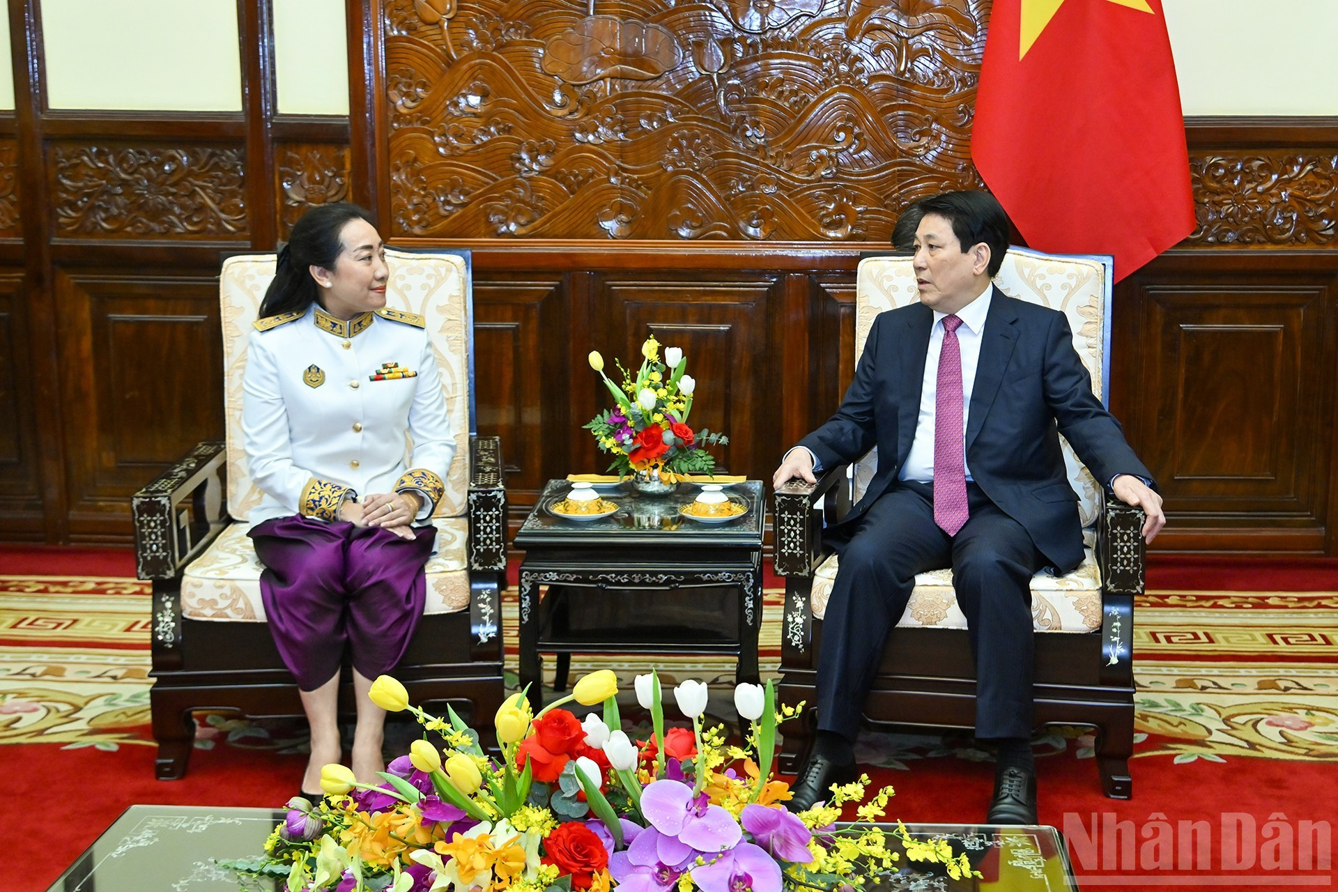 El presidente Luong Cuong y la embajadora de Camboya en Vietnam, Touch Sopharath.