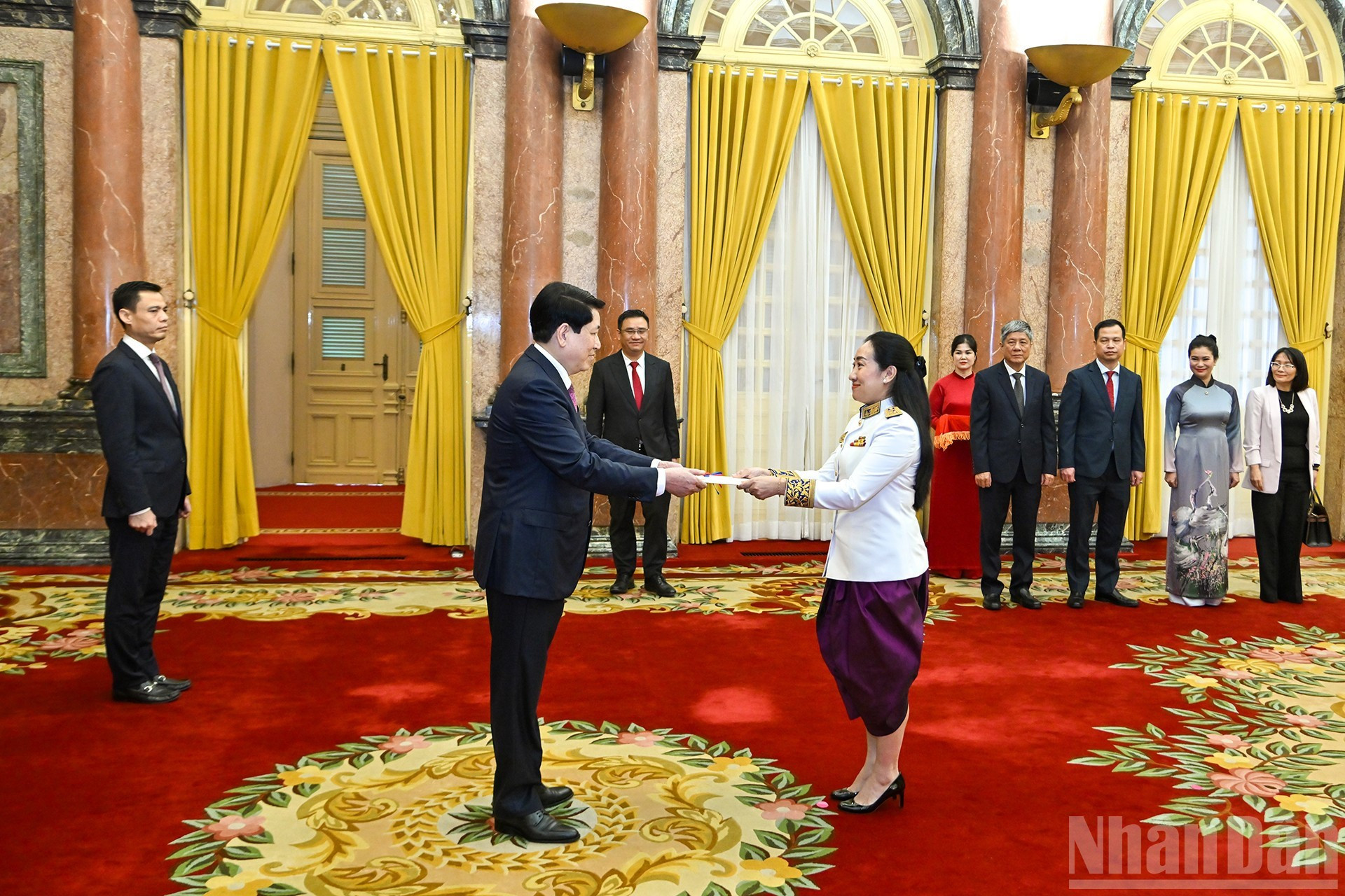El presidente Luong Cuong recibe las cartas credenciales de la embajadora camboyana en Vietnam, Touch Sopharath.