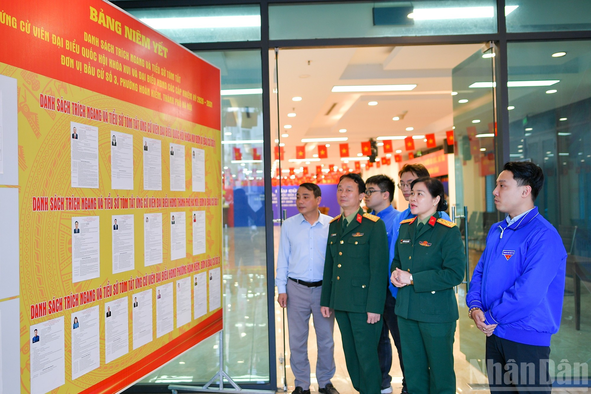 Los miembros de la mesa electoral revisan cada etapa organizativa para garantizar que la votación se desarrolle conforme a las regulaciones.