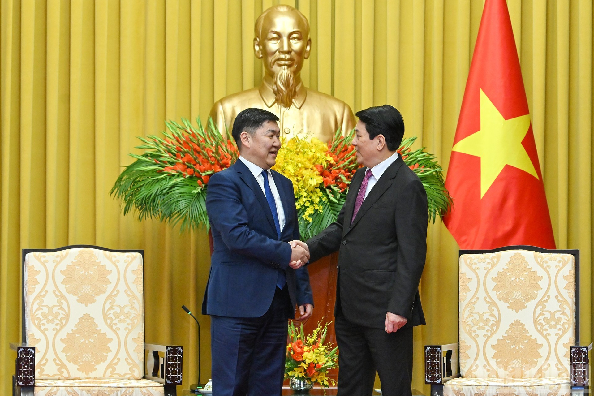 El presidente de Vietnam, Luong Cuong, recibe al titular del Tribunal Supremo de Mongolia, Ganzorig Damdin.