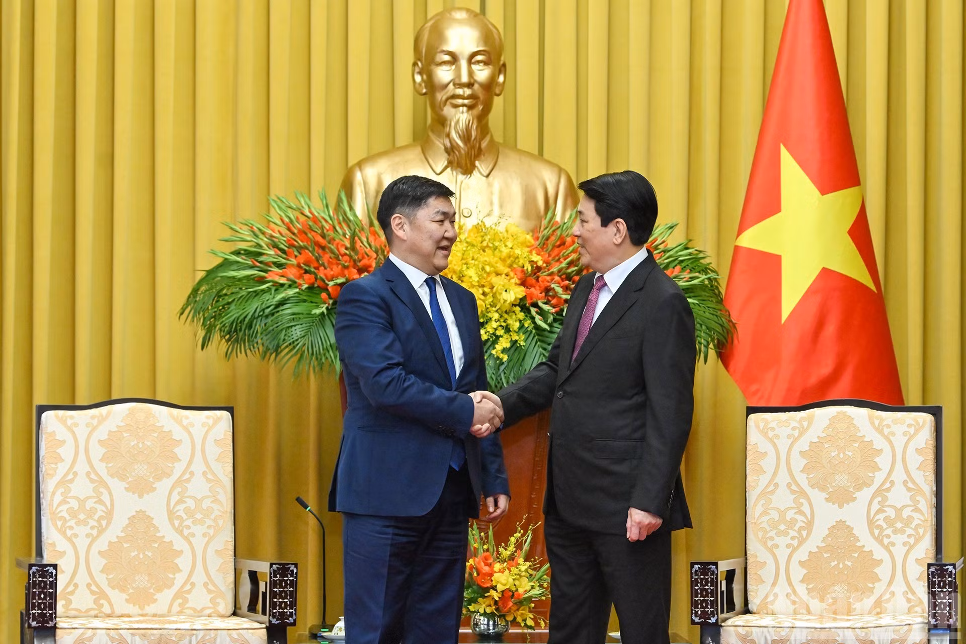 El presidente de Vietnam, Luong Cuong, recibe al titular del Tribunal Supremo de Mongolia, Ganzorig Damdin.
