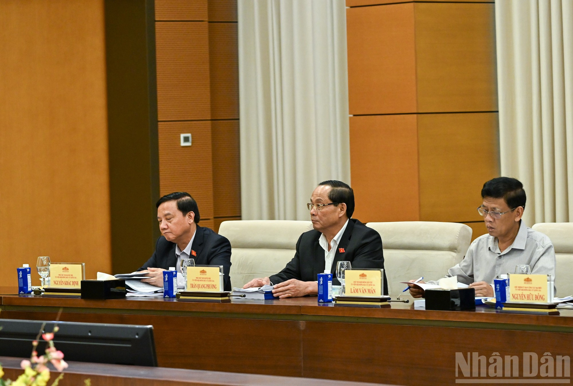 Los vicepresidentes de la Asamblea Nacional y los miembros del Consejo Electoral Nacional participan en la reunión.