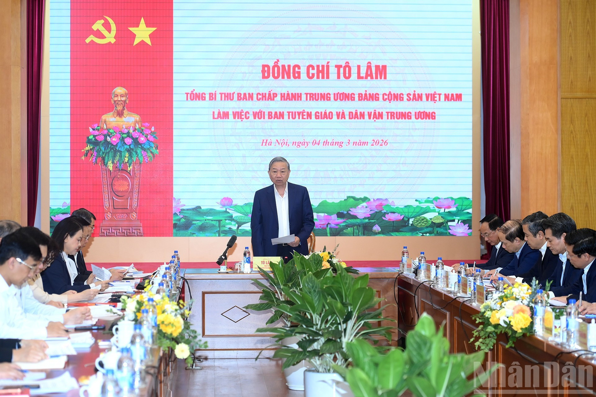 To Lam habla en el acto.