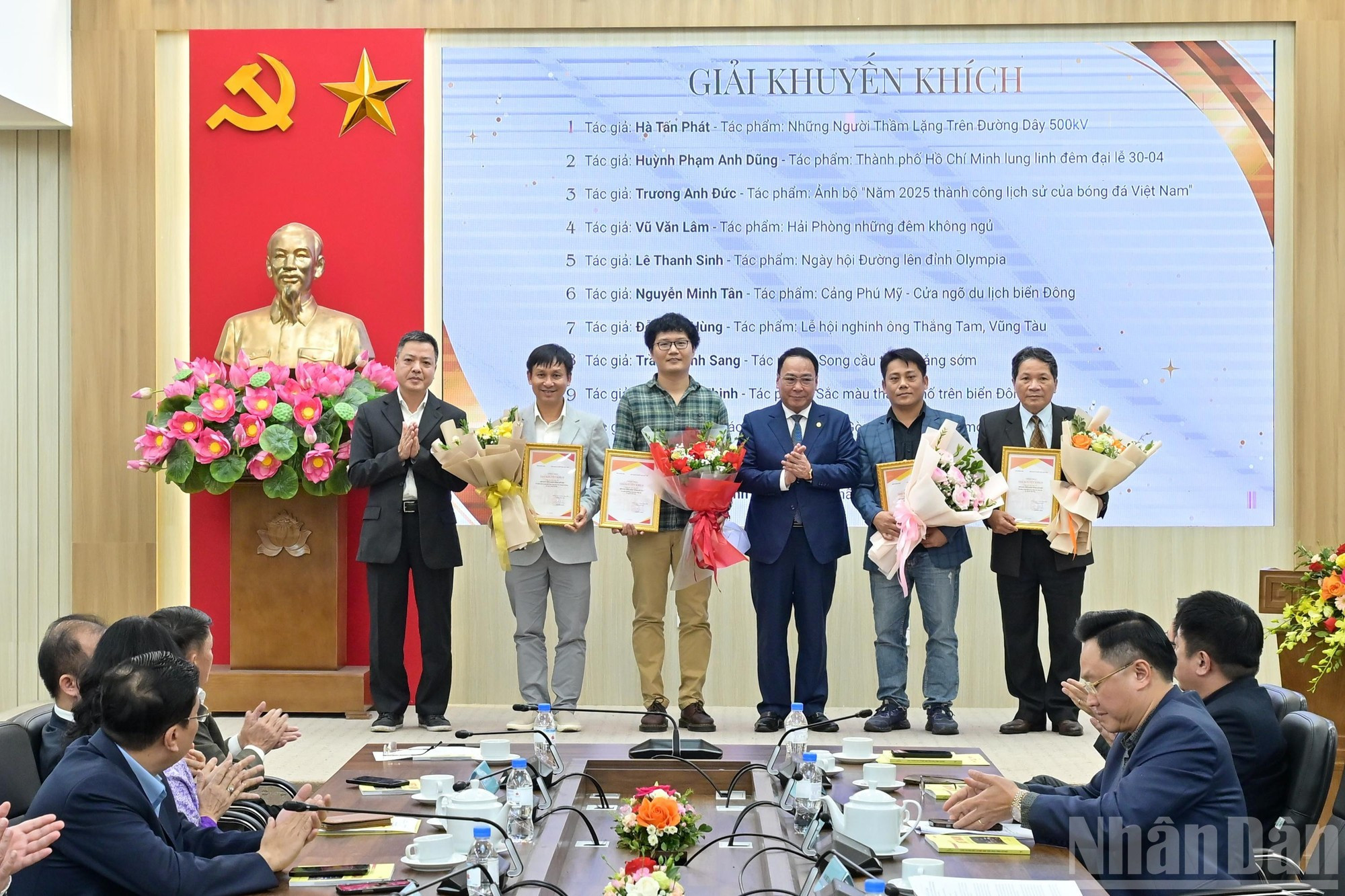 Autores galardonados con el premio de consolación en el certamen.