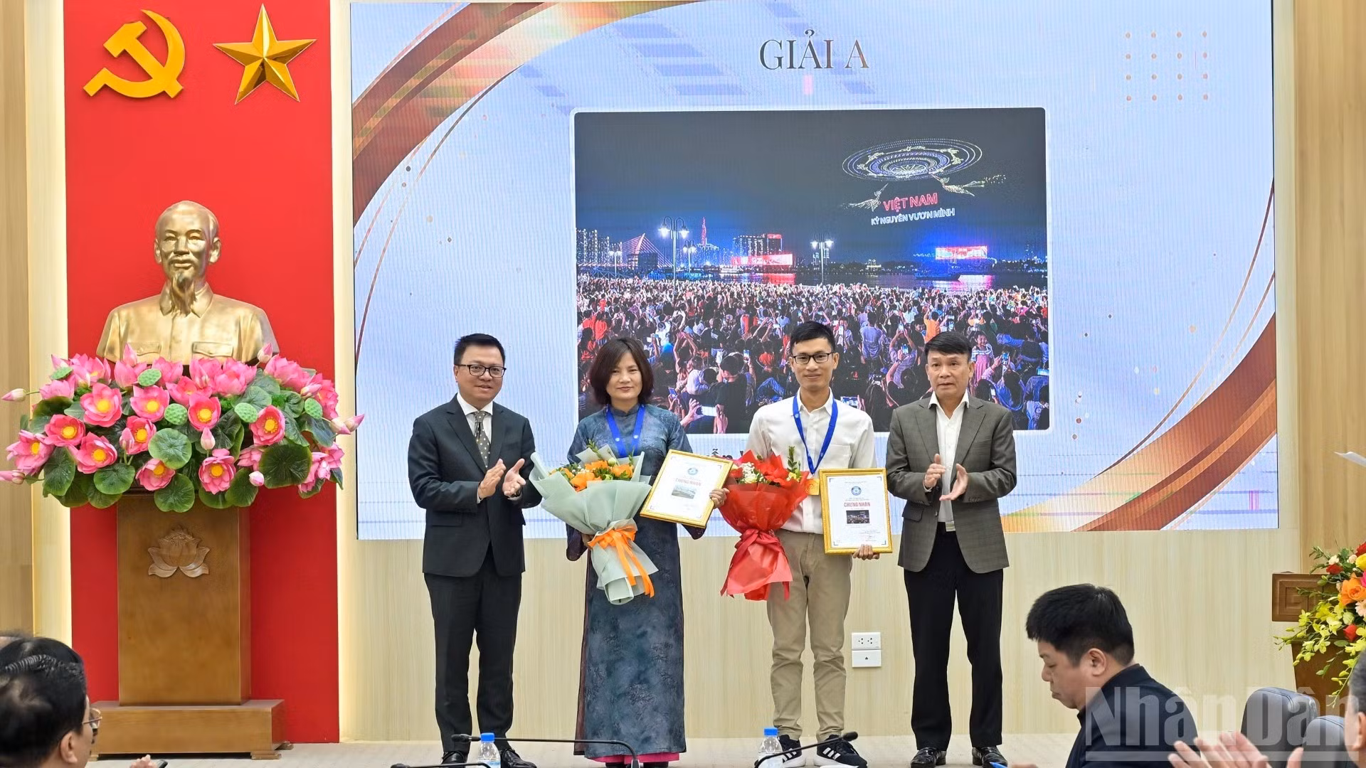Las obras “Hanói, una ciudad hermosa y moderna” de la autora Tran Thu Ha y “La era del ascenso” del autor Nguyen Van Trung obtienen el primer premio del concurso. 