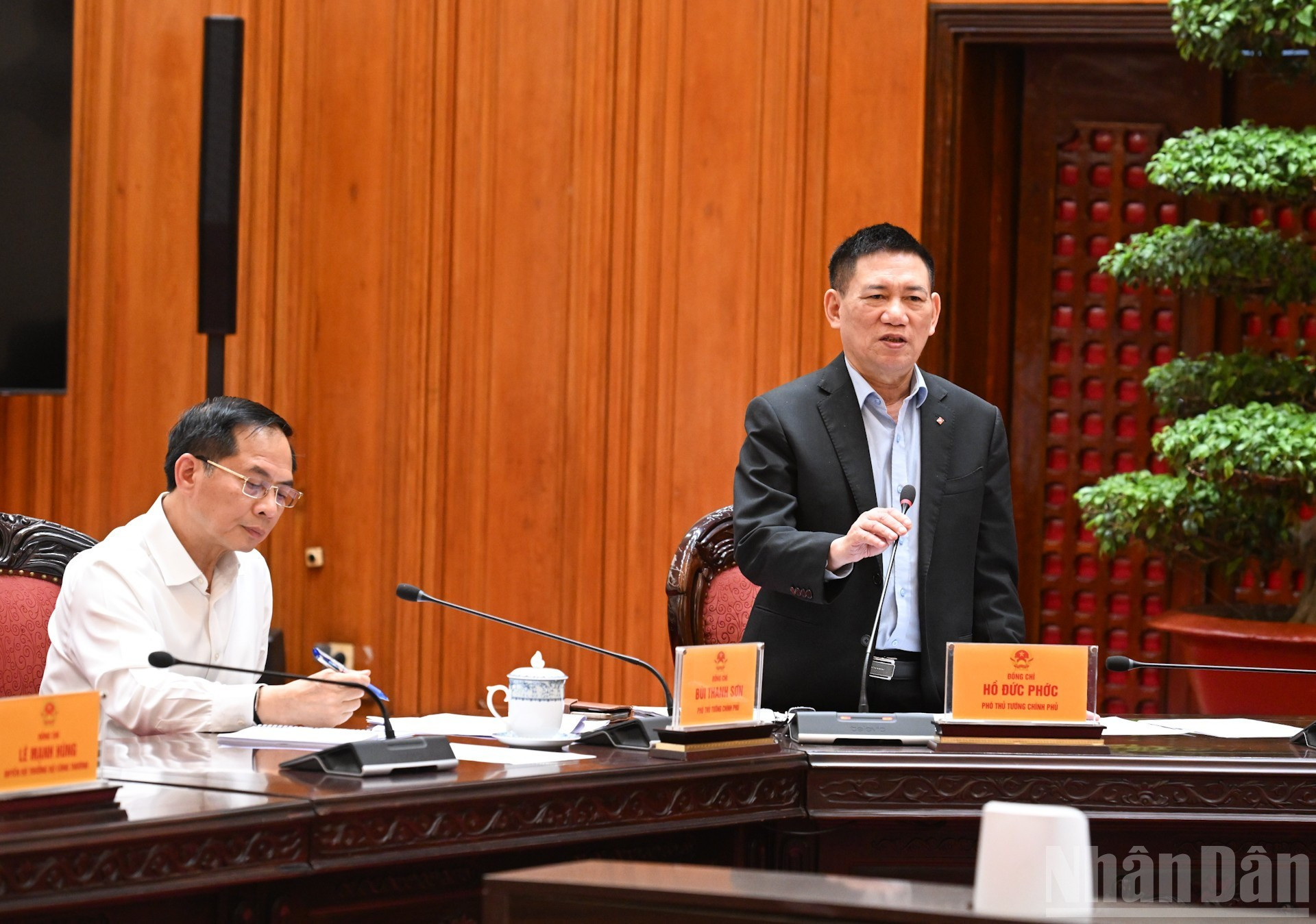 El viceprimer ministro Ho Duc Phoc habla en la reunión.