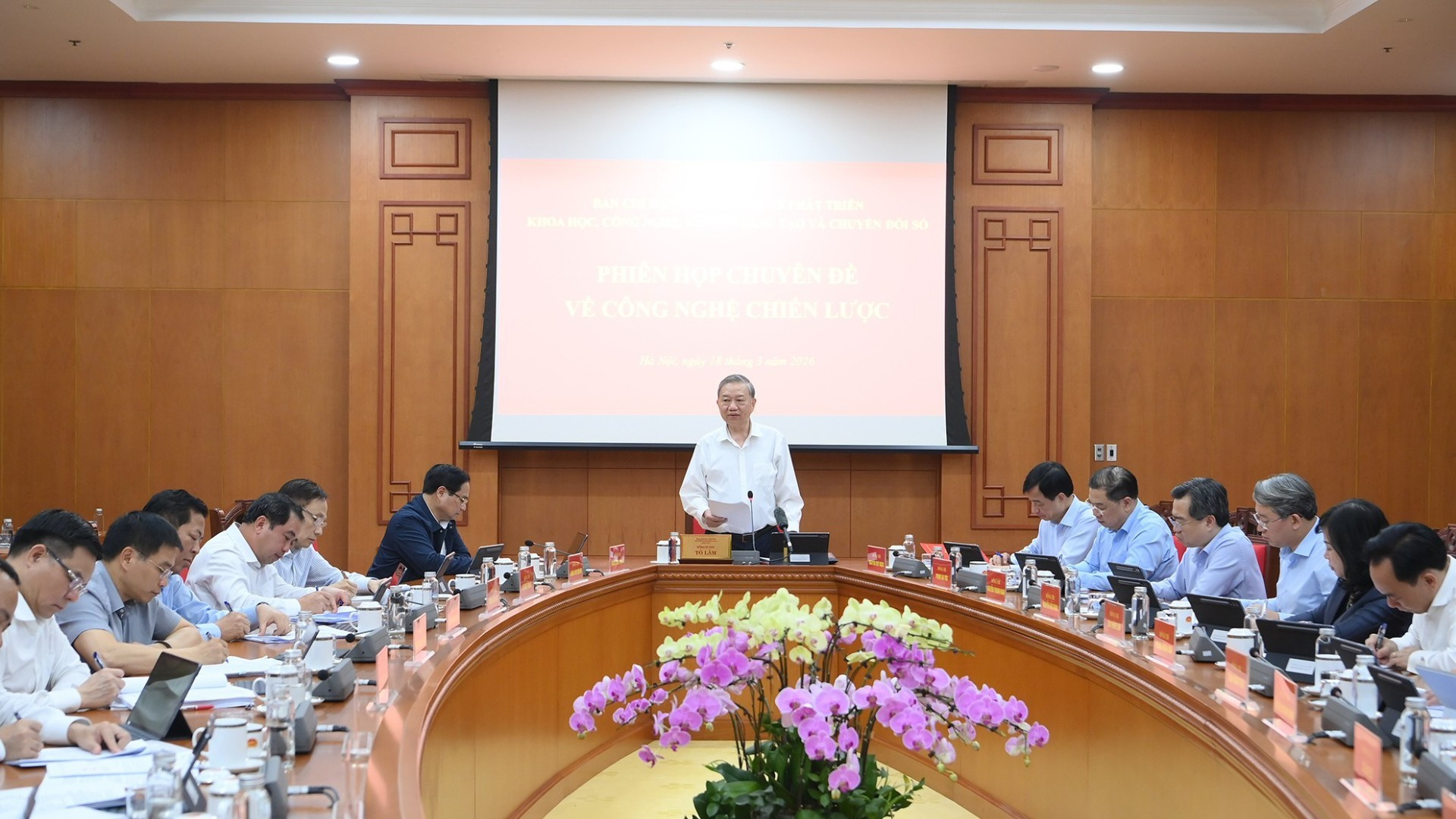 [Foto] Líder partidista vietnamita preside sesión temática sobre tecnologías estratégicas