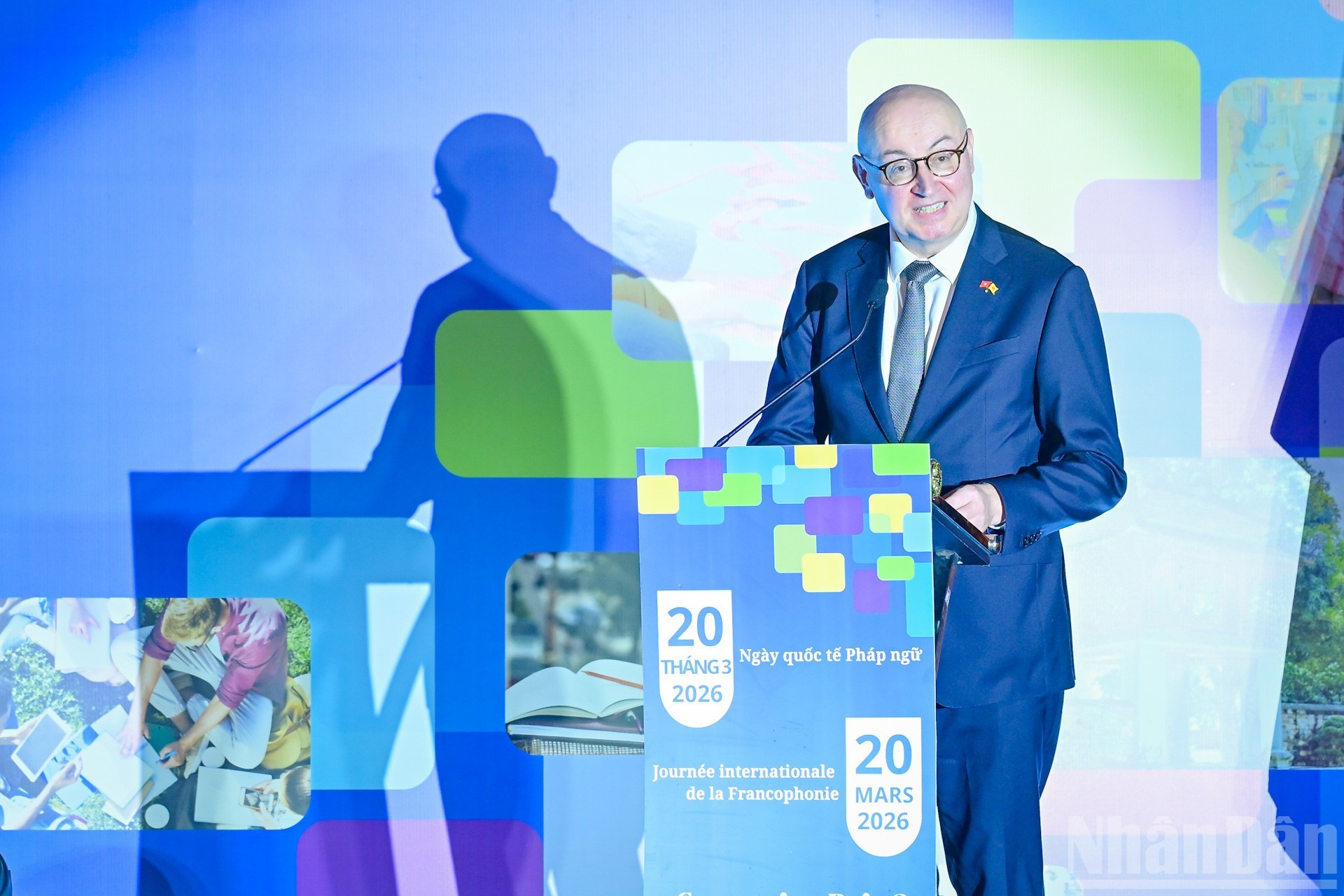 Pierre du Ville, jefe de la Delegación de Valonia-Bruselas y presidente del grupo GADIF, felicita a las personas destacadas por sus contribuciones a la cooperación francófona en Vietnam.