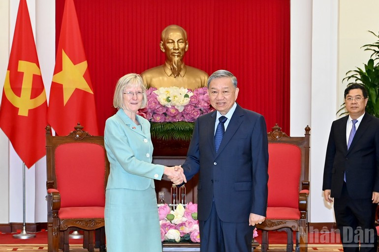 El secretario general del Partido Comunista de Vietnam, To Lam, y la embajadora de Australia en Vietnam, Gillian Bird.