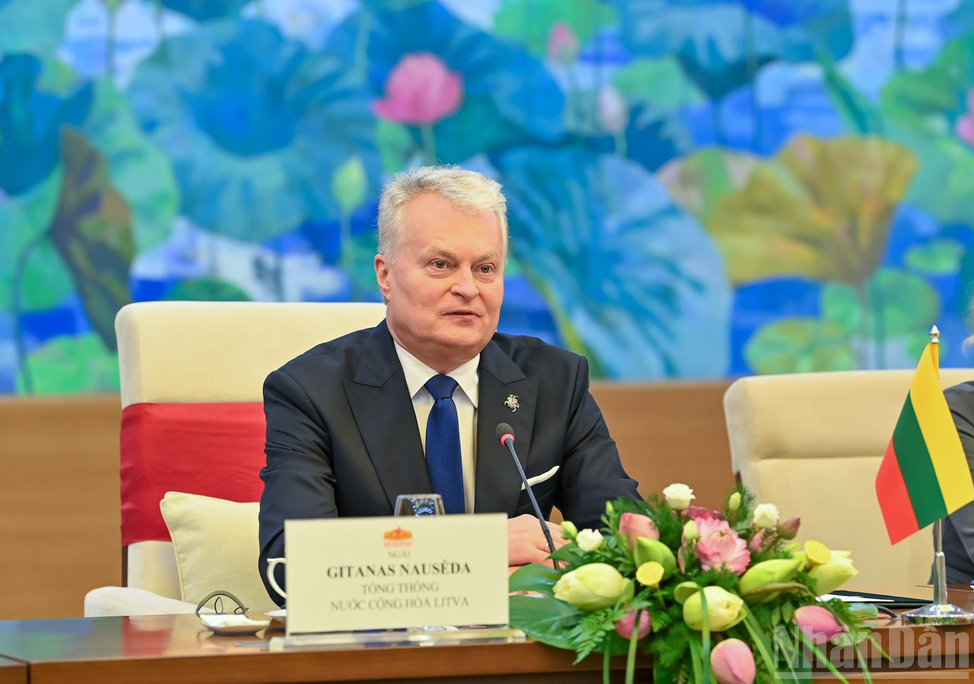 Gitanas Nausėda interviene en el evento.