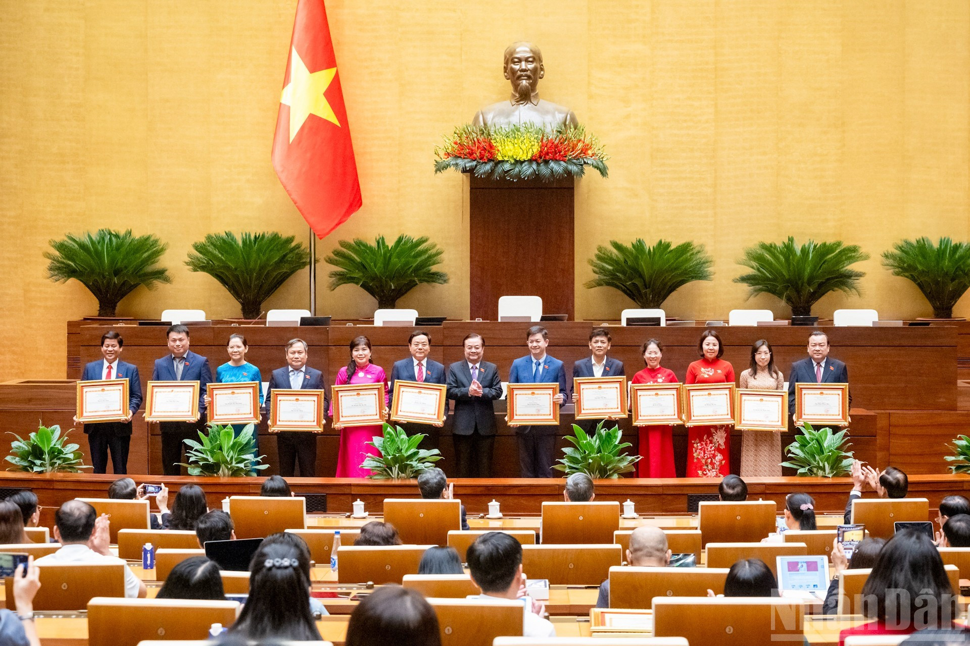 El vicepresidente de la Asamblea Nacional Le Minh Hoan entrega certificados de mérito. El vicepresidente de la Asamblea Nacional Le Minh Hoan entrega certificados de mérito.