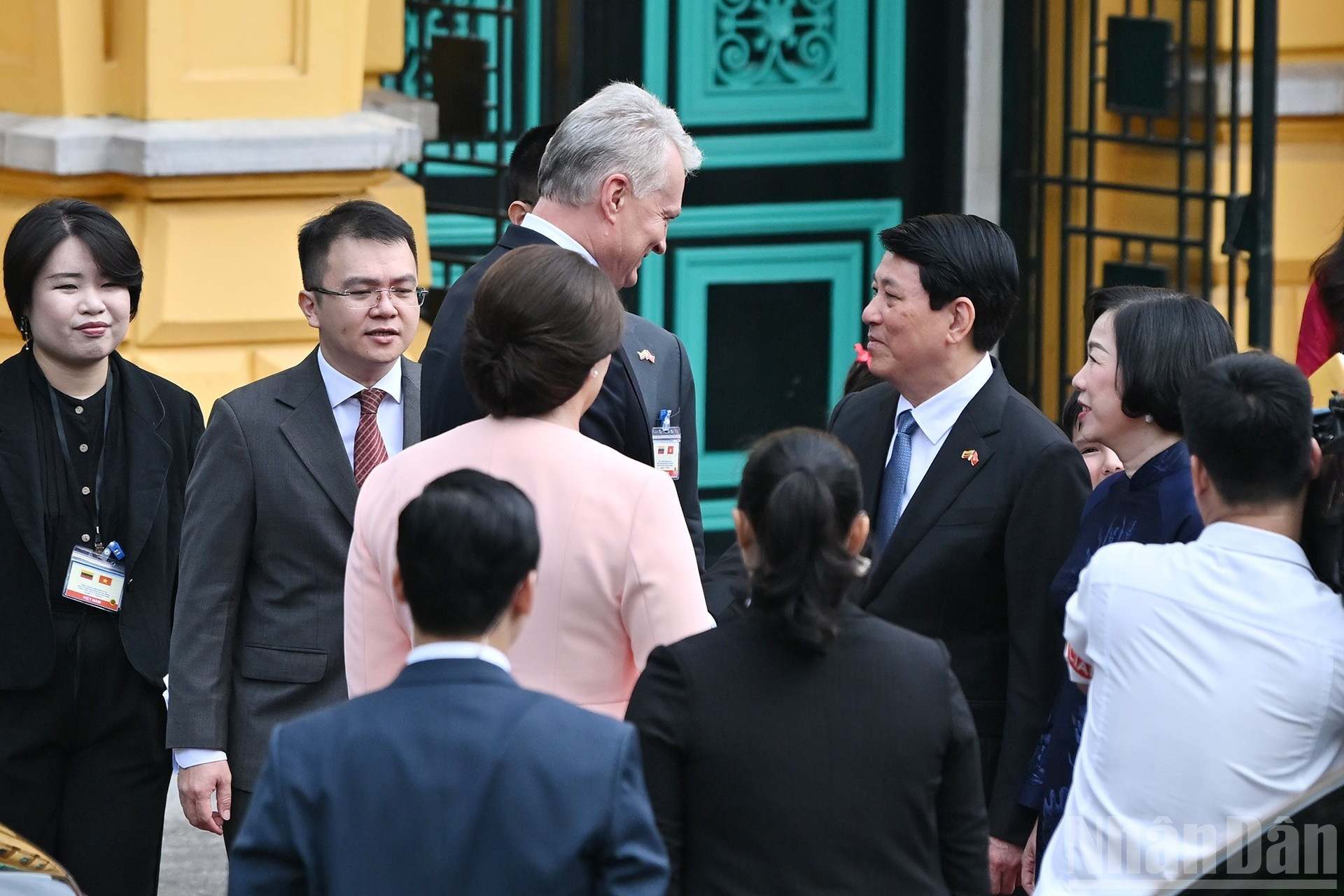 El presidente Luong Cuong y su esposa reciben al presidente lituano, Gitanas Nauseda, y su esposa.