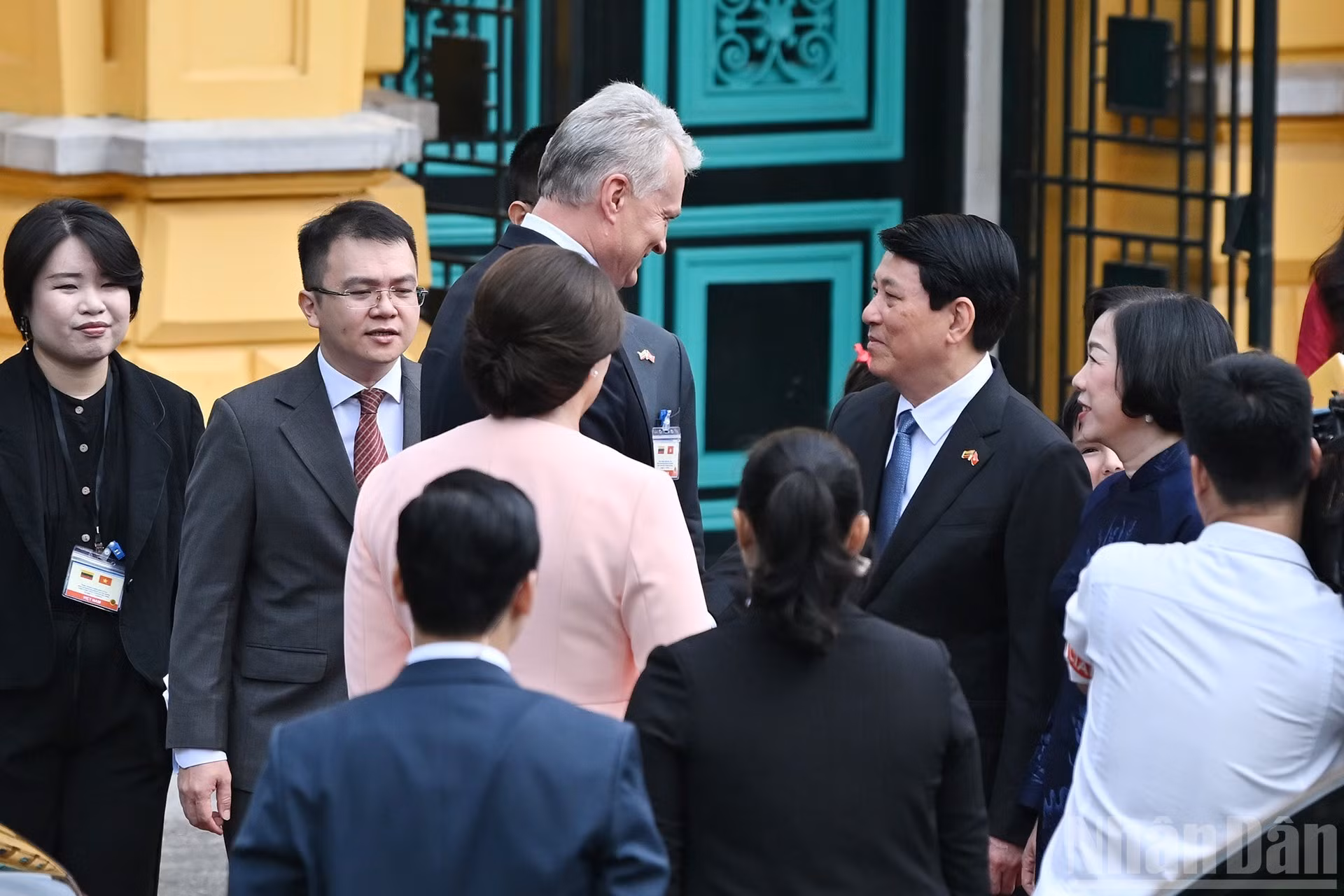 El presidente Luong Cuong y su esposa reciben al presidente lituano, Gitanas Nauseda, y su esposa.