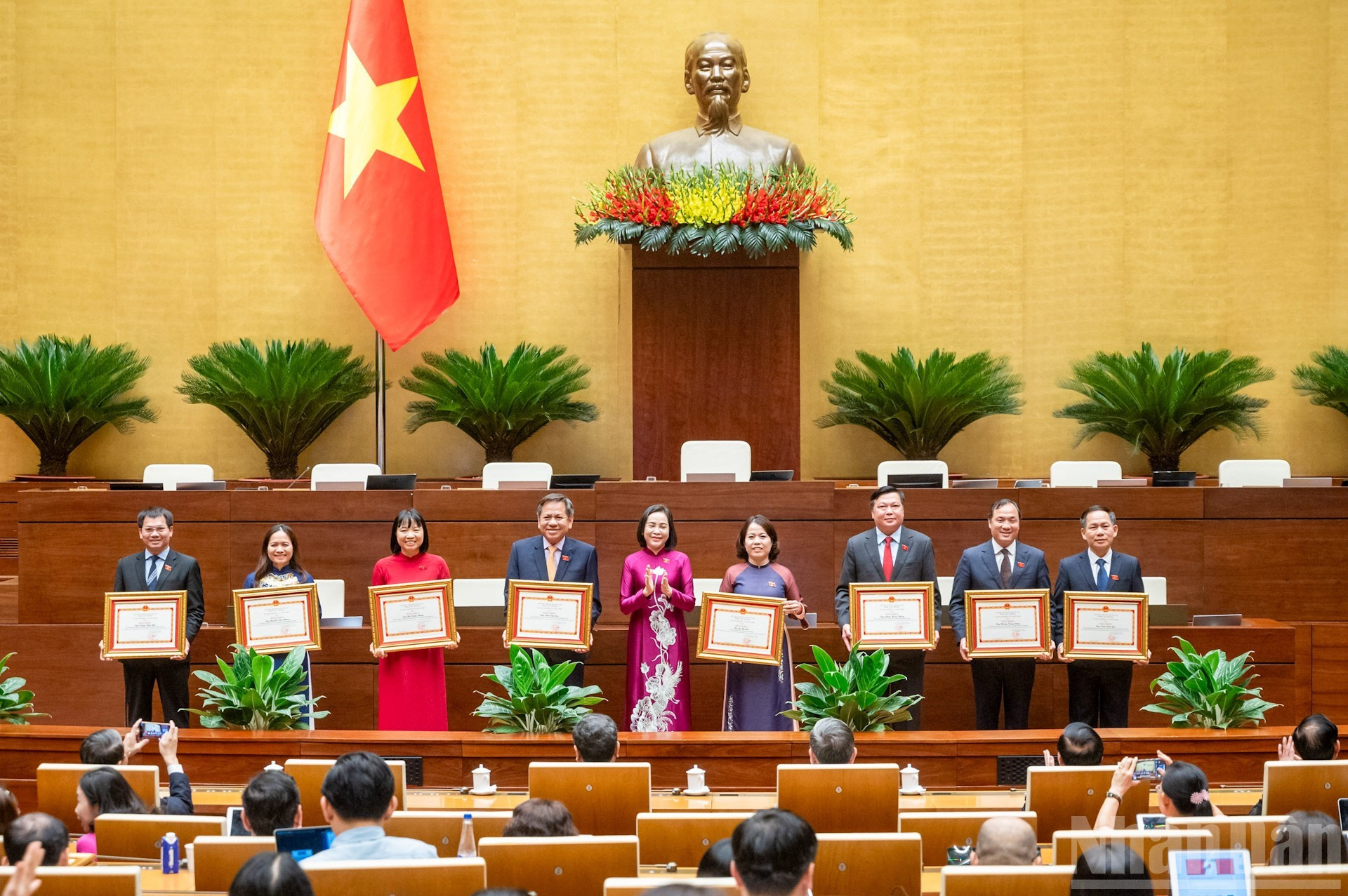 La vicepresidenta de la Asamblea Nacional Nguyen Thi Thanh entrega certificados de mérito. La vicepresidenta de la Asamblea Nacional Nguyen Thi Thanh entrega certificados de mérito.