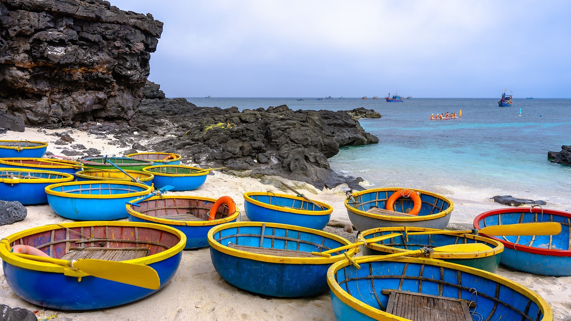 Los botes-cesta listos para atender a los turistas. Los botes-cesta listos para atender a los turistas.