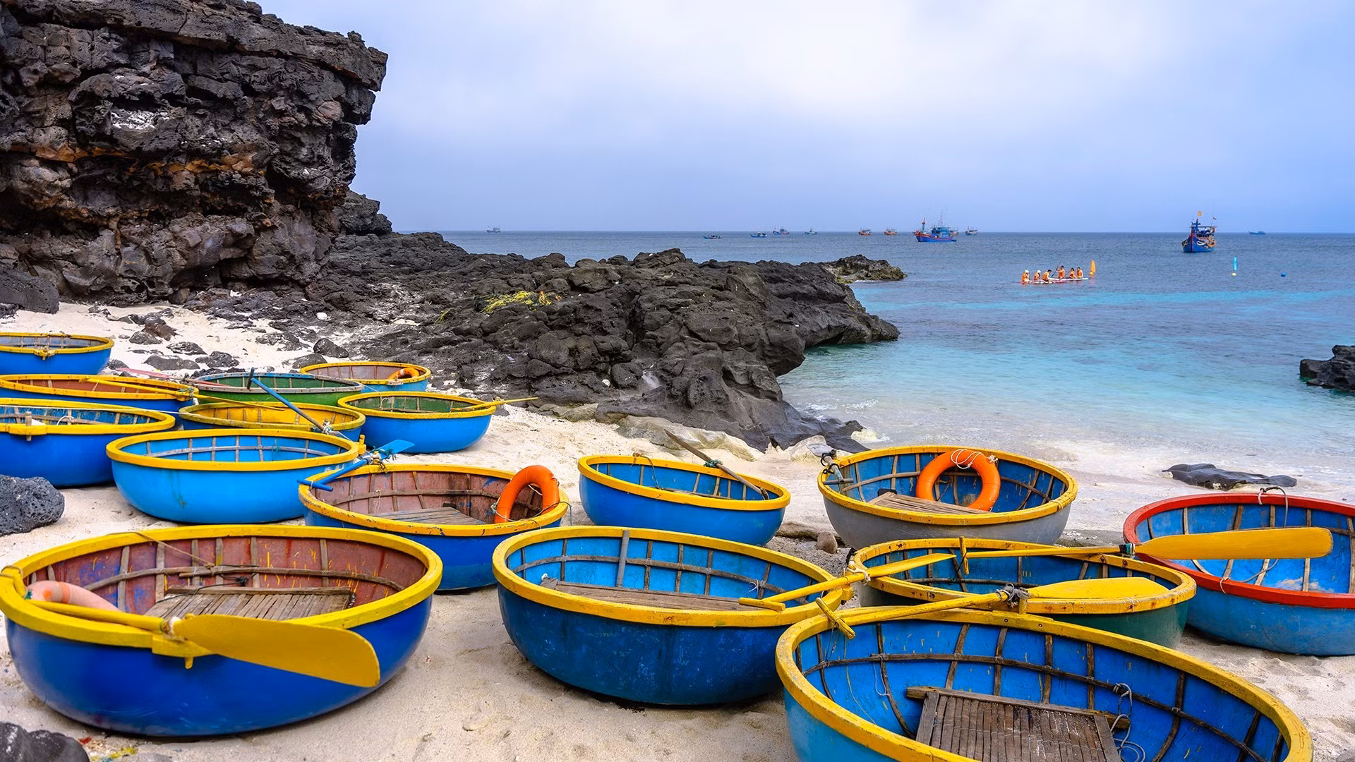 Los botes-cesta listos para atender a los turistas.